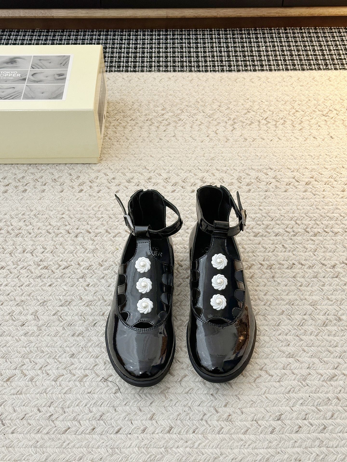 NO:694752,Niche trendy pearl buckle Mary Jane shoes!  Xiaohongshu grass-growing model ~ Tokyo purchasing agent is very popular. Original 1:1 customization and repeated debugging. Fabric original environmentally friendly cowhide/patent leather. Sheepskin lining. Sheepskin for foot pads. Exclusive molding of original rubber outsole. Size 35-40. Price RMB 1, single shoes Mary Jane, mary jane, cowhide, sheepskin.19860909小众潮品 珍珠扣玛丽珍鞋！小红书种草款～东京代购超火 原版1:1定制反复调试 面料原版环保牛皮/漆皮 内里羊皮 垫脚羊皮 大底独家开模原版橡胶大底 码数35-40 价格元l,单鞋玛丽珍,mary jane,cowhide,sheepskin,Women's Shoes