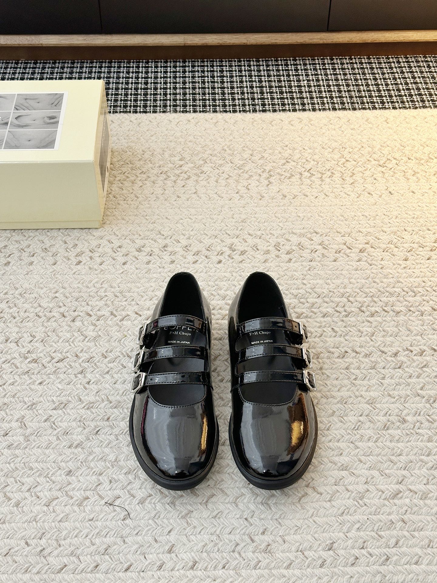 NO:694757,Niche trendy pearl buckle Mary Jane shoes!  Xiaohongshu grass-growing model ~ Tokyo purchasing agent is very popular. Original 1:1 customization and repeated debugging. Fabric original environmentally friendly cowhide/patent leather. Lining sheepskin. Foot pad sheepskin. Outsole. Exclusive molding original rubber outsole. Size 35-40. Price yuan, single shoes Mary Jane, mary jane, cowhide, sheepskin.19860909小众潮品 珍珠扣玛丽珍鞋！小红书种草款～东京代购超火 原版1:1定制反复调试 面料原版环保牛皮/漆皮 内里羊皮 垫脚羊皮 大底独家开模原版橡胶大底 码数35-40 价格元,单鞋玛丽珍,mary jane,cowhide,sheepskin,Women's Shoes