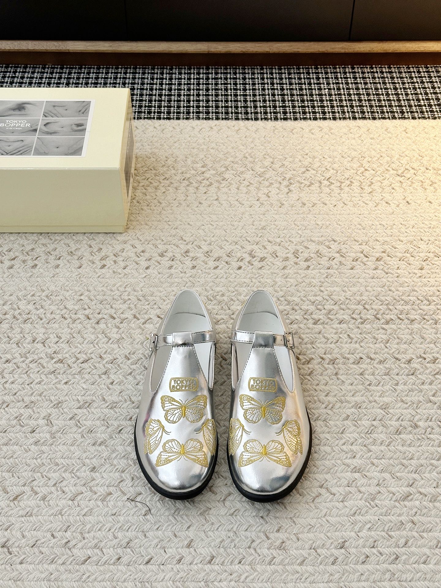 NO:694766,Niche trendy pearl buckle Mary Jane shoes!  Xiaohongshu grass-growing model ~ Tokyo purchasing agent is very popular. Original 1:1 customization and repeated debugging. Fabric original environmentally friendly cowhide/patent leather. Lining sheepskin. Foot pad sheepskin. Outsole. Exclusive molding original rubber outsole. Size 35-40. Price yuan, single shoes Mary Jane, mary jane, cowhide, sheepskin.19860909小众潮品 珍珠扣玛丽珍鞋！小红书种草款～东京代购超火 原版1:1定制反复调试 面料原版环保牛皮/漆皮 内里羊皮 垫脚羊皮 大底独家开模原版橡胶大底 码数35-40 价格元,单鞋玛丽珍,mary jane,cowhide,sheepskin,Women's Shoes