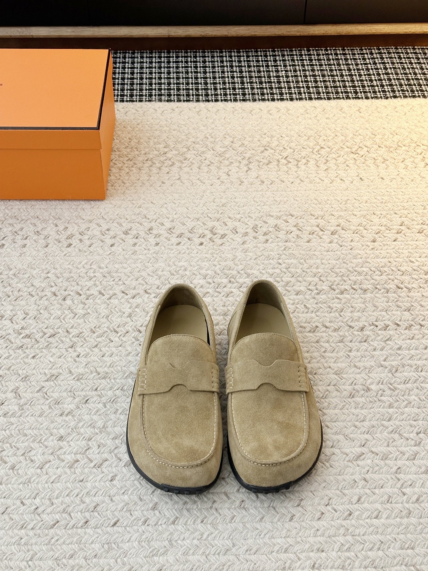 NO:707582,Loafers are absolutely beautiful, a must-have item, you don’t have to worry about whether they are easy to wear or not. Thick rubber soles are comfortable, and the adjustable crotch strap can also be worn with bare feet, thin socks, and thick socks. Upper material is cow suede, first layer cowhide. Shoe lining material: sheepskin. Sole material is original molded rubber sole.  Choose shoe sizes for women 35-40 (men 39-45 (women 40 and men 45 are custom-made and non-returnable), loafers, loafers, cowhide, sheepskin, socks19860909乐福鞋 绝了好看呀 必备单品,不用顾忌好穿与否 橡胶厚鞋底就是舒适,可调节裆带也妥妥的兼顾裸脚穿、 薄袜子穿.厚袜子穿场景 鞋面材质牛反绒、头层牛皮 鞋里材质:羊皮 鞋底材质原版开模橡胶底 鞋码选购女35-40（男39-45（女40男45定做不退换）,乐福鞋,loafers,cowhide,sheepskin,socks,Women's Shoes