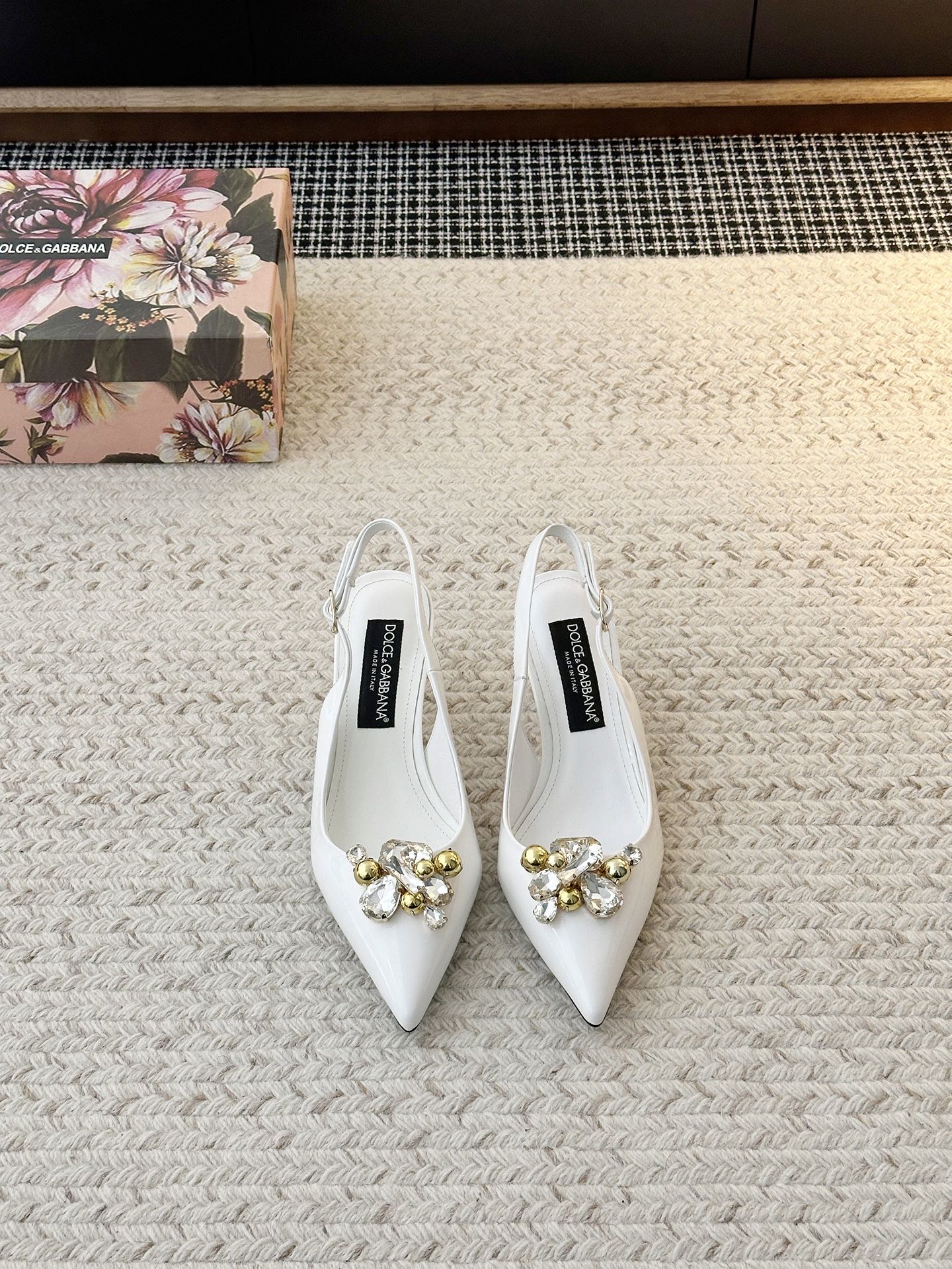 NO:749039,[& Patent Leather Metal Heel Sandals] When the mirror luster of patent leather meets the sharp tailoring of pointed toes, when the elegance of stiletto heels meets the genes of & - these shoes are the embodiment of 'timeless' and a 'textbook for aura'. 'Patent leather' is a high-end opening statement  Patent leather that has been repeatedly polished is like flowing liquid metal, black is cold, red is hot, white is pure... every gloss is with 'effortless nobility', even in the dark, it can reflect a breathtaking sense of presence. 'Pointed' is the secret code of leg essence. The precisely cut pointed tip, like an elegant sharp blade, instantly elongates the leg line; the arc of the shoe shape that fits the arch of the foot hides the ingenuity of engineering——  It gives you both the confidence to stand firm and the swaying style. Because a true classic is never a rigid symbol, but the magic of 'you can instantly find confidence whenever you put it on'. When you put it in the shoe cabinet, it is like holding an 'elegance perpetual coupon' - it is always waiting for you, crowning your ambition at any time. The material of the upper is cow patent leather, the material of the shoe is sheepskin, the material of the sole is original molded leather sole, and the heel height is 6.5CM.  10CM [Picture is 6.5CM] Choose shoe sizes 35-42 (40.41.42 non-refundable), high heels, sandals, sandals, high heels, sheepskin19860909【& 漆皮金属跟凉鞋】 当漆皮的镜面光泽撞上尖头的利落剪裁,当细高跟的优雅邂逅&的基因——这双鞋,是「永不过时」的具象化,更是「气场教科书」. 「漆皮」是高级的开场白 经过反复打磨的漆皮,如流动的液态金属,黑的冷冽、红的炽热、白的纯净……每一抹光泽都带着「毫不费力的贵气」,哪怕在昏暗里,也能折射出摄人的存在感. 「尖头」是腿精的密码 精准切割的尖头,像一把优雅的利刃,瞬间拉长腿部线条；鞋型贴合足弓的弧度藏着工学巧思—— 站稳的底气,和摇曳的风情,它都给足了 . 因为真正的经典,从不是刻板的符号,而是 「无论何时穿上,都能瞬间找到底气」的魔法 . 当你把它放进鞋柜,就像握住了一张「优雅永动券」—— 它永远在等你,随时为你的野心加冕. 鞋面材质头层牛漆皮 鞋里材质羊皮 鞋底材质原版开模真皮底 跟高选择6.5CM 10CM【图片为6.5CM】 鞋码选购35-42（40.41.42不退换）,高跟鞋凉鞋,sandals,high heels,sheepskin,Women's Shoes