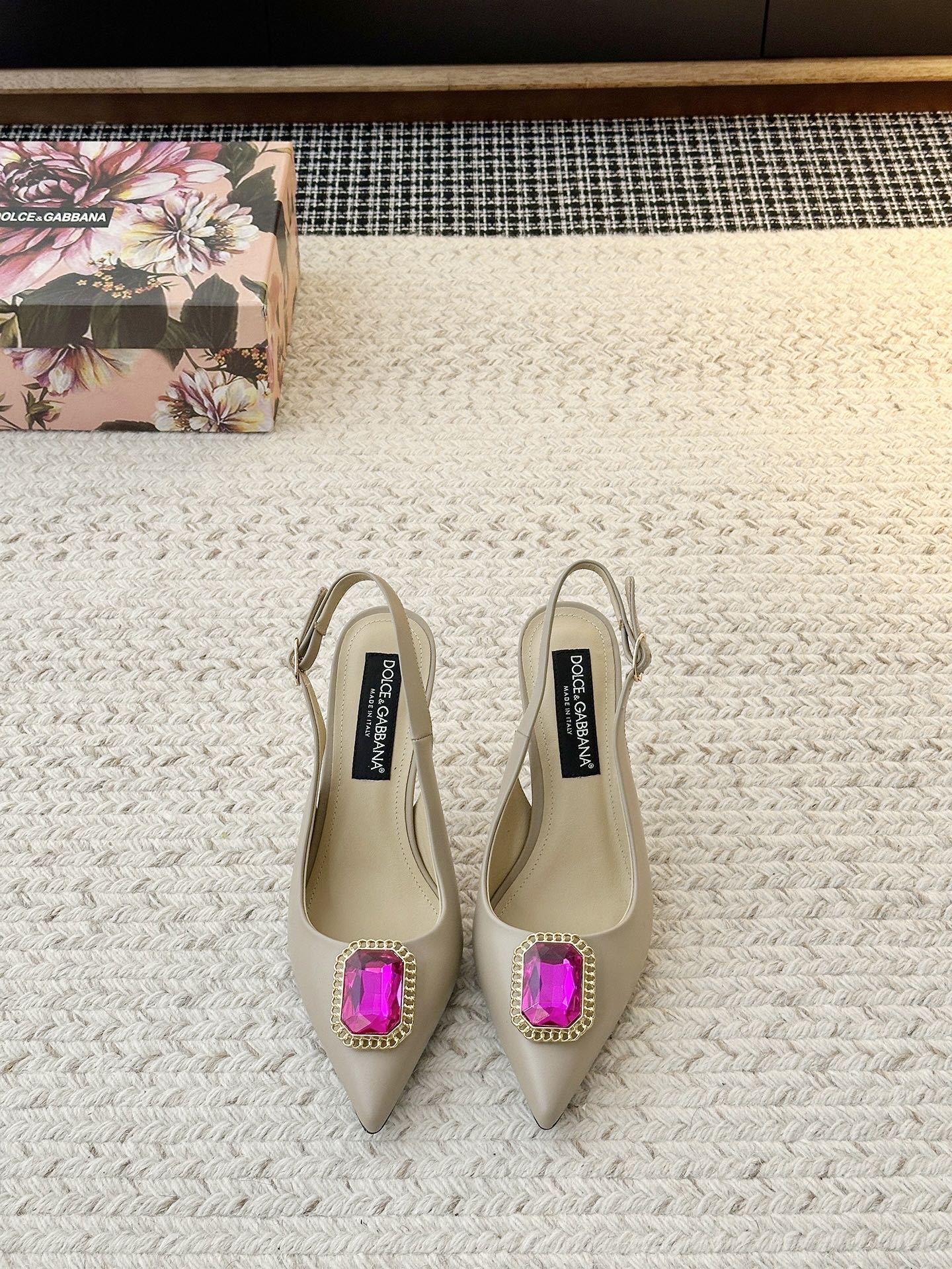 NO:749044,[& Patent Leather Metal Heel Sandals] When the mirror luster of patent leather meets the sharp tailoring of pointed toes, when the elegance of stiletto heels meets the genes of & - these shoes are the embodiment of 'timeless' and a 'textbook for aura'. 'Patent leather' is a high-end opening statement  Patent leather that has been repeatedly polished is like flowing liquid metal, black is cold, red is hot, white is pure... every gloss is with 'effortless nobility', even in the dark, it can reflect a breathtaking sense of presence. 'Pointed' is the secret code of leg essence. The precisely cut pointed tip, like an elegant sharp blade, instantly elongates the leg line; the arc of the shoe shape that fits the arch of the foot hides the ingenuity of engineering——  It gives you both the confidence to stand firm and the swaying style. Because a true classic is never a rigid symbol, but the magic of 'you can instantly find confidence whenever you put it on'. When you put it in the shoe cabinet, it is like holding an 'elegance perpetual coupon' - it is always waiting for you, crowning your ambition at any time. The material of the upper is cow patent leather, the material of the shoe is sheepskin, the material of the sole is original molded leather sole, and the heel height is 6.5CM.  10CM [Picture is 10CM] Choose shoe sizes 35-42 (40.41.42 non-refundable), high heels, sandals, sandals, high heels, sheepskin19860909【& 漆皮金属跟凉鞋】 当漆皮的镜面光泽撞上尖头的利落剪裁,当细高跟的优雅邂逅&的基因——这双鞋,是「永不过时」的具象化,更是「气场教科书」. 「漆皮」是高级的开场白 经过反复打磨的漆皮,如流动的液态金属,黑的冷冽、红的炽热、白的纯净……每一抹光泽都带着「毫不费力的贵气」,哪怕在昏暗里,也能折射出摄人的存在感. 「尖头」是腿精的密码 精准切割的尖头,像一把优雅的利刃,瞬间拉长腿部线条；鞋型贴合足弓的弧度藏着工学巧思—— 站稳的底气,和摇曳的风情,它都给足了 . 因为真正的经典,从不是刻板的符号,而是 「无论何时穿上,都能瞬间找到底气」的魔法 . 当你把它放进鞋柜,就像握住了一张「优雅永动券」—— 它永远在等你,随时为你的野心加冕. 鞋面材质头层牛漆皮 鞋里材质羊皮 鞋底材质原版开模真皮底 跟高选择6.5CM 10CM【图片为10CM】 鞋码选购35-42（40.41.42不退换）,高跟鞋凉鞋,sandals,high heels,sheepskin,Women's Shoes