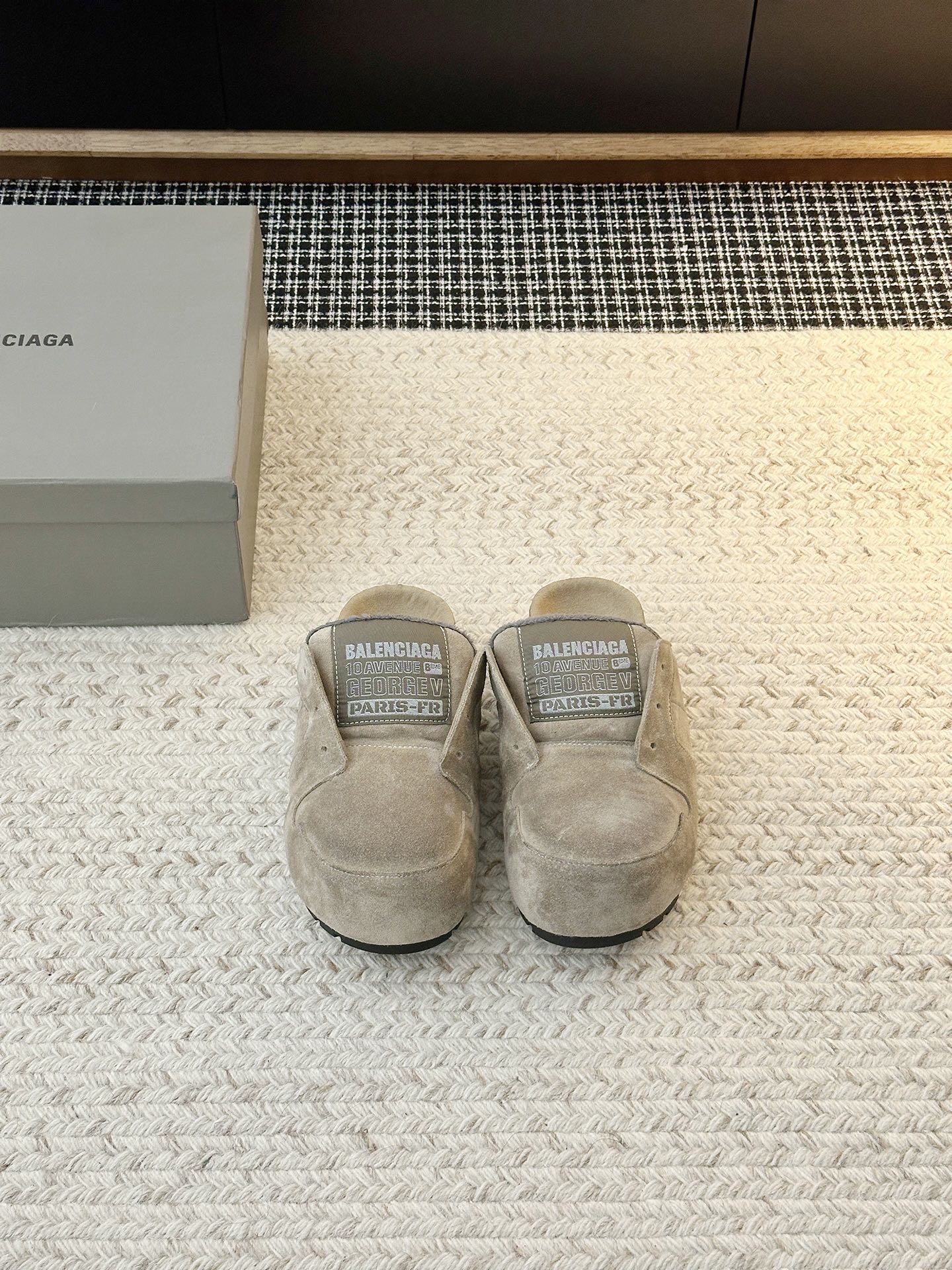 NO:785788,Spring26 worn suede mules from the Balenciaga Alaska series, sand color, low-key and versatile, slightly distressed effect, perfect for high street casual wear!  Soft and comfortable, it can be easily adapted to daily wear with the 3D rounded last shape + large head design. It is slim and fashionable and goes well with overalls or casual pants. It is a must-have item that is both trendy and trendy!  Upper material: imported high silk cowhide suede lining material: lining cowhide integrated sole material: rubber non-slip outsole Shoe size: choose women's model 35-40 [women's 40 customization] factory first release, half drag, balenciaga, cowhide, chamois leather19860909Spring26 磨损麂皮穆勒拖巴黎世家 Alaska 系列,沙色低调百搭,轻微做旧效果高街休闲穿搭超合适！柔软又舒适,日常穿搭也能轻松应对3D圆润楦型+大头设计,显瘦又时髦搭配工装裤或休闲裤都很出彩,是潮流兼具的必备单品！鞋面材质进口高丝光牛反绒鞋里材质内里牛皮一体鞋底材质橡胶防滑大底鞋码选购女款35-40【女40定制】工厂首发,半拖,balenciaga,cowhide,chamois leather,Women's Shoes