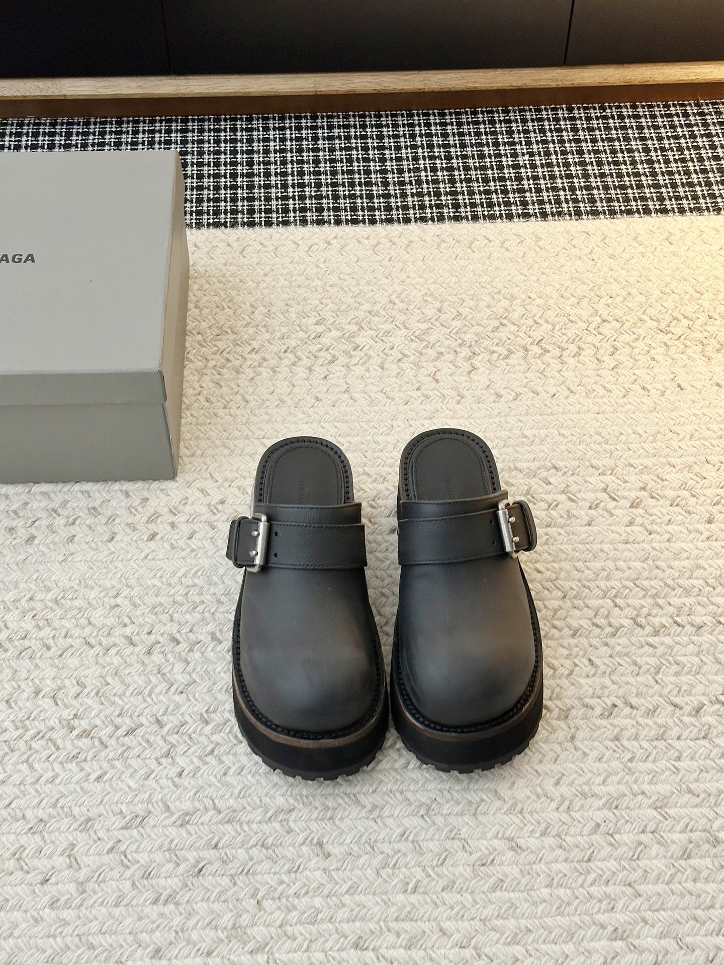 NO:785783,Balenciaga 26Fall pre-order New FW26 DUMBO MULE by balenciaga26’s coolest Venom Mule slippers are here!  Dark functional style!  Original factory data - original 1:1 restored details. The design of the Venom boots is highly recognizable, with neat lines and metal buckles. Every detail demonstrates Balenciaga's avant-garde attitude. The leather is of high quality and the luster is restrained.  But it is full of luxury, and the feel on the feet is both comfortable and stylish. Whether it is paired with slim jeans to show off the coolness of the street, or it can be combined with a personalized skirt to create a different spark, it can be easily held. Wear it, and you will be the most eye-catching presence on the street, bringing your fashion attitude to the forefront.  Perfect interpretation of upper material, customized matte natural fallen calfskin/distressed craftsmanship effect, customized hardware, pure copper matte silver brushed distressed version, shoe lining material customized, medium gloss cowhide, sole material, 3-layer combination - genuine leather welt/rebound wear-resistant velvet/tire rubber outsole, shoe size selection  Buy women's models 35-41 [women's 40.41 customized] factory first release, half drag, balenciaga, balenciaga, boots, slippers, skirts, jeans, cowhide19860909巴黎世家26Fall pre-order New FW26 DUMBO MULE by balenciaga26年最酷的毒液穆勒拖鞋来咯！暗黑机能风！出门炸街气场爆表原厂数据-原版1:1还原细节毒液靴的设计极具辨识度,利落的线条搭配金属扣饰,每一处细节都彰显着Balenciaga的前卫态度.皮革质感上乘,光泽内敛却又奢华尽显,脚感更是舒适与格调并存.无论是搭配修身牛仔裤展现街头酷感,还是与个性裙装碰撞出别样火花,它都能轻松hold住.穿上它,你就是街头最吸睛的存在,将时尚态度完美诠释鞋面材质定制哑光自然摔小牛皮/做旧破坏工艺效果,五金定制纯铜哑银色拉丝做旧版本鞋里材质定制中光牛皮鞋底材质3层组合-真皮沿条/回弹耐磨绒/轮胎橡胶外底鞋码选购女款35-41【女40.41定制】工厂首发,半拖,balenciaga,balenciaga,boots,slippers,skirts,jeans,cowhide,Women's Shoes