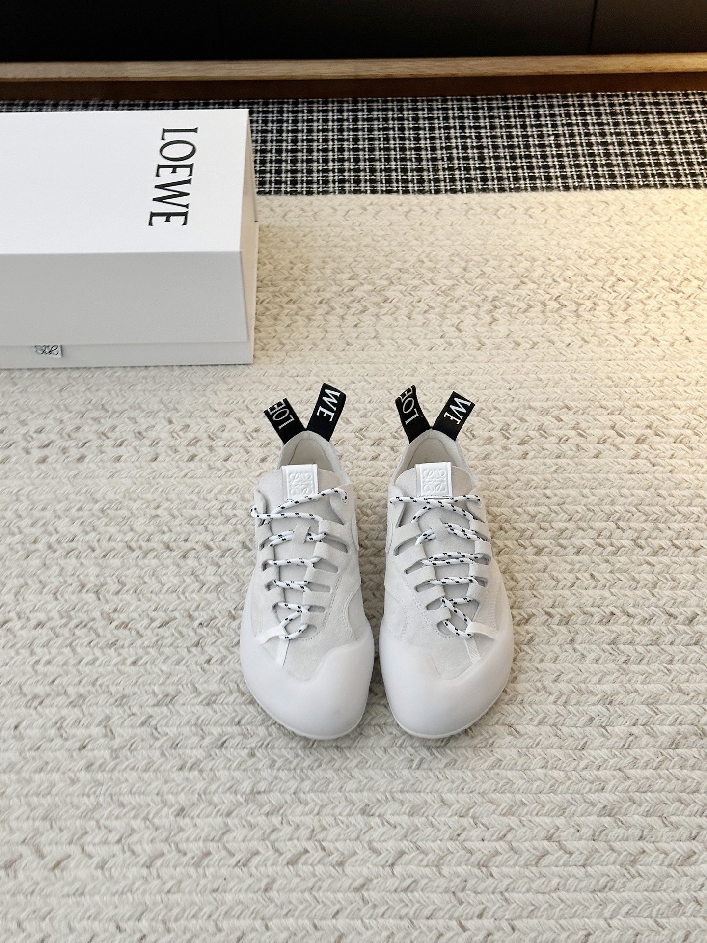 NO:785755,This suede sneaker from Loewe Weide Training Shoes has a delicate texture and is paired with a black rubber sole. It is simple and modern. There are branded webbing on the tongue and heel, and the details are perfect. The insole is comfortable and suitable for daily wear or light exercise. The purple color is super eye-catching, and it looks great with casual or street style!  Loewe Loewe's latest 26SS catwalk style retro thick-soled casual sports shoes moral training shoes Forrest Gump shoes Anagram logo, highly recognizable!  Thick rubber soles provide great traction and comfort, making them easy to handle for daily commuting and casual outings.  Both retro and modern, the black color is versatile and can be worn in skirts and trousers, making it easy to create a fashionable look. Delivery counter, exquisite packaging, upper material, original custom-made first-layer cowhide, lining material, imported soft sheepskin lining, sole material, original molded non-slip rubber material, choose women's size 3  5-39 men 39-45 (women 40 men 45 customization is not returnable), casual shoes/sports shoes, loewe, loewe, sneakers, skirts, cowhide, sheepskin, chamois  leather19860909罗意威德训鞋这款麂皮运动鞋,质感细腻,搭配黑色橡胶鞋底,简约又有现代感.鞋舌和后跟有品牌织带,细节满分.鞋垫舒适,适合日常穿搭或轻运动,紫色超吸睛,随便搭休闲或街头风都很出彩！Loewe罗意威 最新26SS 走秀款 复古 厚底 休闲 运动鞋 德训鞋 阿甘鞋Anagram标志,辨识度超高！厚底橡胶鞋底,抓地力和舒适度都很棒,日常通勤、休闲出街都能轻松驾驭 复古与现代感兼具,黑色百搭,裙装裤装都能hold住,轻松打造时髦造型配送专柜精美包装鞋面材质原版定制头层牛皮鞋里材质进口柔软羊皮里鞋底材质原版开模防滑橡胶材质鞋码选购女35-39男39-45（女40男45定制不退换）,休闲鞋/运动鞋,loewe,loewe,sneakers,skirts,cowhide,sheepskin,chamois leather,Women's Shoes