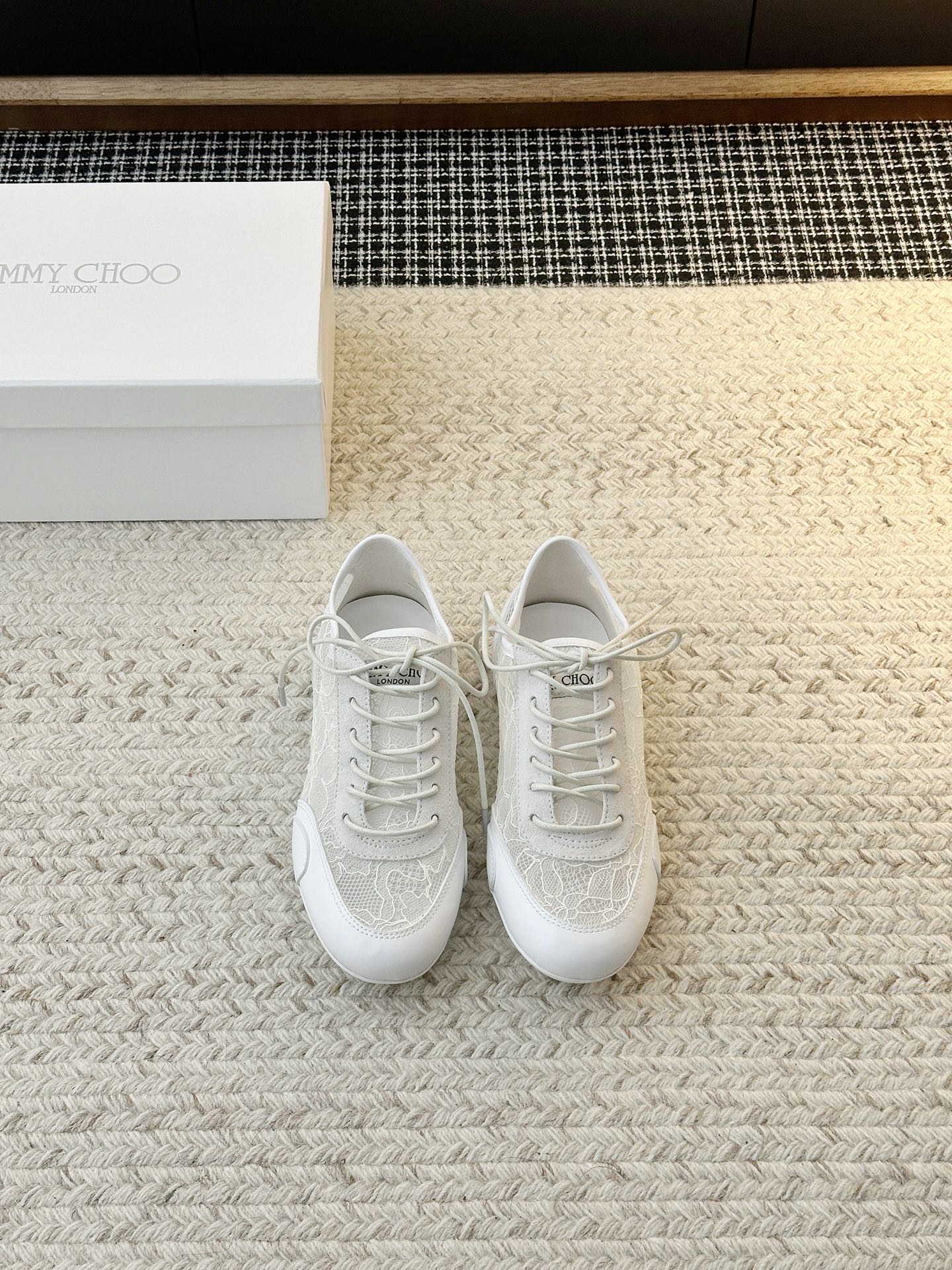 NO:785759,Spring 2026 Sunny F series sports shoes are popular with new brand Logo 3D three-dimensional printing technology  The upper is made of original customized lace sheepskin splicing rubber sole with composite insole design, which is comfortable and light. The slim appearance of the shoe brings smooth and fitting support and cushioning effect, showing the fashionable personality. Upper material: first-layer cowhide imported sheepskin. Shoe lining material: original inner lining sole material: rubber outsole (super light and non-slip). Shoe size selection: women's 35-40 (40 customized), casual shoes/sports shoes, sneakers, cowhide, sheep.198609092026春Sunny F系列运动鞋火爆上新品牌Logo3D立体印刷技术 鞋面采用原版定制蕾丝羊猄拼接橡胶鞋底搭配复合鞋垫设计舒适又轻盈鞋型外观纤薄带来流畅贴合的支撑与缓冲效果尽显时尚个性魅力鞋面材质:头层牛皮进口羊猄鞋里材质:原版内里鞋底材质:橡胶大底（超轻·防滑）鞋码选购:女款35-40(40定制）,休闲鞋/运动鞋,sneakers,cowhide,sheep,Women's Shoes