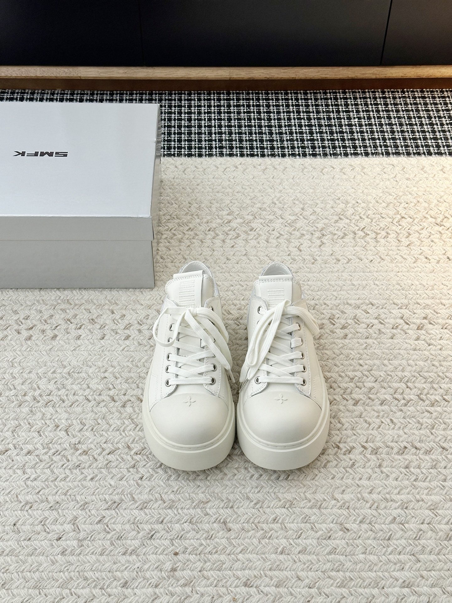 NO:785768,The latest popular casual series for spring and summer... [Round-toe thick-soled casual shoes] are a versatile minimalist style national trend. The new shoes inherit many popular elements of the brand and are bound to be popular - casual shoes have endless matching possibilities. They can be worn with narrow-leg jeans or mini skirts, and can also be worn with printed dresses to create a layered look. The item is made of soft pure leather, with a comfortable thick heel of moderate height and thin  The knot also ensures that the wear is secure and not easy to shift, creating a loose and lazy style... Upper material: original customized cowhide Shoe material: original customized sheepskin sole material: rubber outsole 3cm shoe size selection: women's 35-40 (40 customized), casual shoes/sports shoes, sneakers, skirts, jeans, cowhide, sheepskin19860909春夏最新王炸爆款休闲系列…【圆头厚底休闲鞋】百搭的极简风国潮,新作继承了诸多品牌制胜的流行元素,势必大热——休闲鞋拥有无尽的搭配可能,它可与窄腿牛仔裤或迷你裙同穿,也能与印花连衣裙打造叠穿造型,单品采用柔软纯皮而成,配有高度适中的舒适粗跟,细节还确保穿着稳妥不易移位,营造松垮慵懒风……鞋面材质:原版定制牛皮鞋里材质:原版定制羊皮鞋底材质:橡胶大底3cm鞋码选购:女款35-40(40定制）,休闲鞋/运动鞋,sneakers,skirts,jeans,cowhide,sheepskin,Women's Shoes