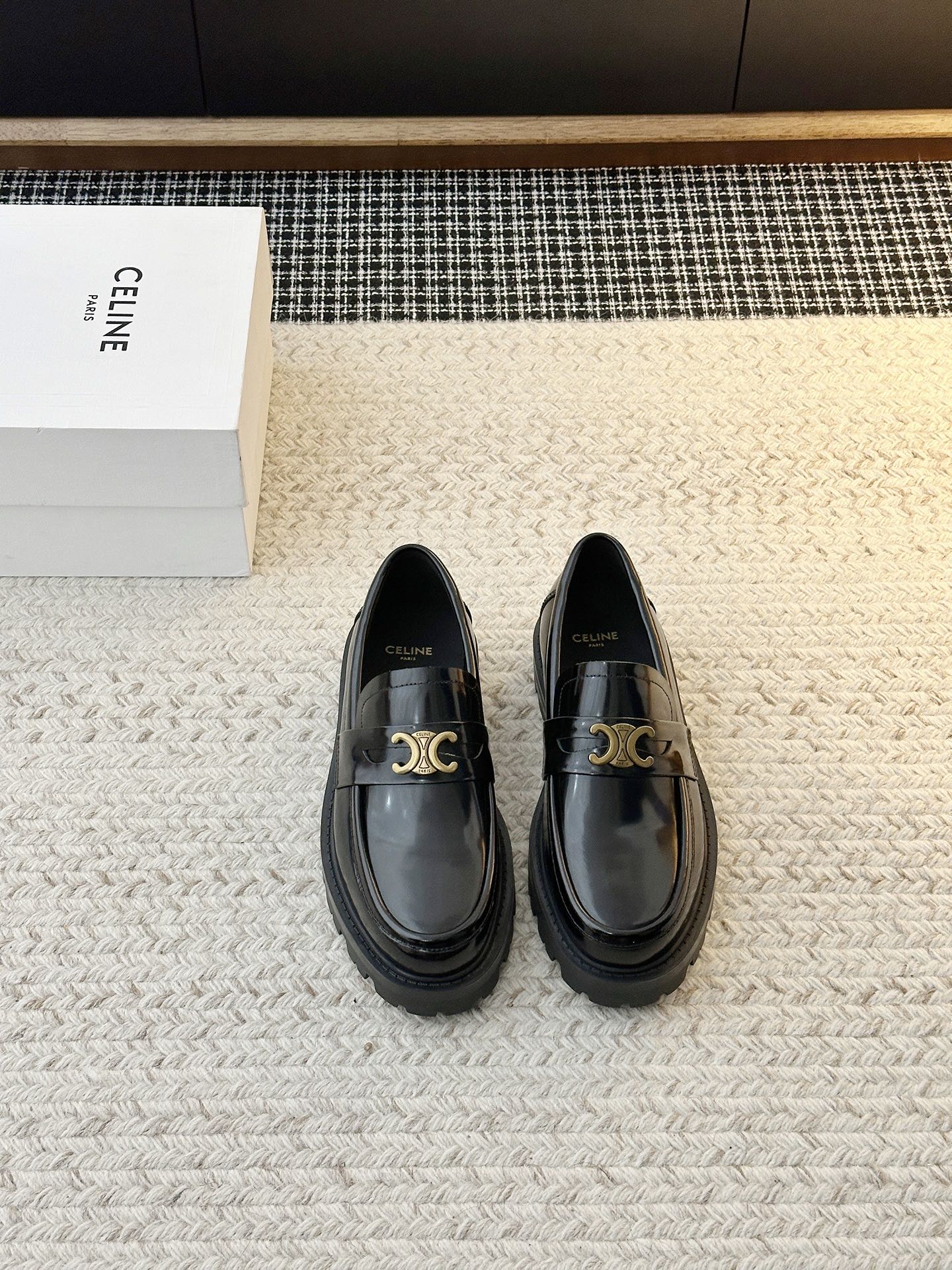 NO:785740,Thick-soled Arc de Triomphe loafers, once you wear them you can’t take them off!  Very suitable for autumn and winter, they look great when worn with socks. They can be worn in retro college style or hot girl style. 3.5CM is a good hand for heightening and slimming. High-looking loafers. The upper material is open-edge beaded cowhide. The shoe lining is made of cowhide. The sole material is rubber sole. Available sizes are 35-40, loafers, loafers, cowhide, socks.19860909厚底凯旋门乐福鞋,穿了就脱不下来！很适合秋冬,搭配袜子穿就很绝,可复古学院风也可辣妹风,3.5CM增高显瘦一把好手.高颜值的乐福鞋 鞋面材质开边珠牛皮 鞋里材质牛皮 鞋底材质橡胶底 可选尺码35-40,乐福鞋,loafers,cowhide,socks,Women's Shoes