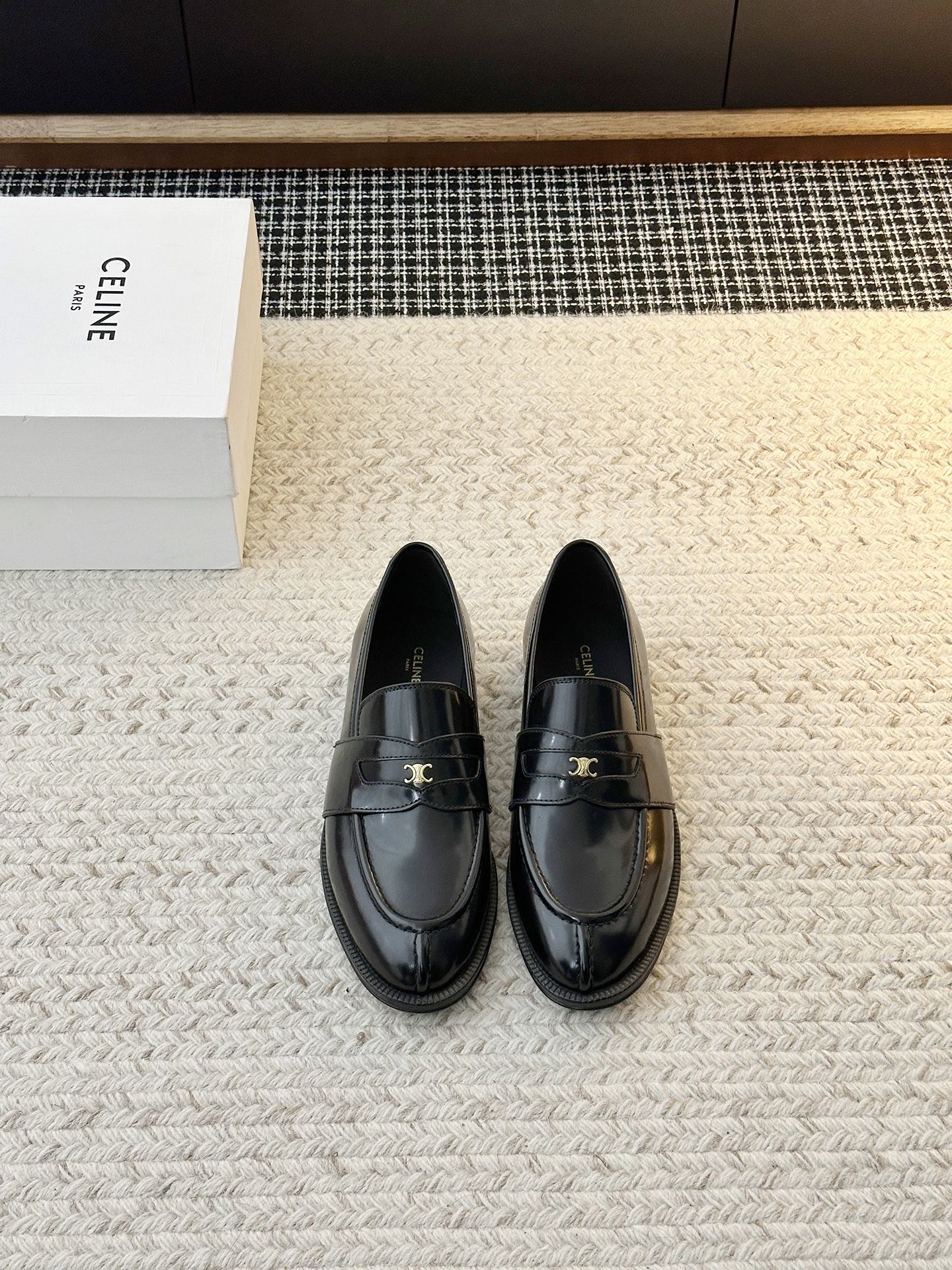 NO:785745,Minimalist style Arc de Triomphe loafers, once you wear them you can’t take them off!  It is very suitable for autumn and winter. It looks great when worn with socks. It can be used in retro college style or hot girl style. 2.5CM is a good hand for adding height and slimming. It is a good-looking loafer and the hardware buckle design of the Arc de Triomphe is very brand-recognizable. It is a very versatile shoe. The upper material is open-edge beaded cowhide. The shoe lining is made of cowhide. The sole material is genuine leather sole rubber sole. Available sizes are 35-40. Genuine leather sole rubber sole, loafers, loafers, cowhide, socks.19860909极简风凯旋门乐福鞋,穿了就脱不下来！很适合秋冬,搭配袜子穿就很绝,可复古学院风也可辣妹风,2.5CM增高显瘦一把好手.高颜值的乐福鞋,凯旋门的五金扣设计极具品牌辨识度非常百搭的一款单鞋 鞋面材质开边珠牛皮 鞋里材质牛皮 鞋底材质真皮底橡胶底 可选尺码35-40真皮底橡胶底,乐福鞋,loafers,cowhide,socks,Women's Shoes