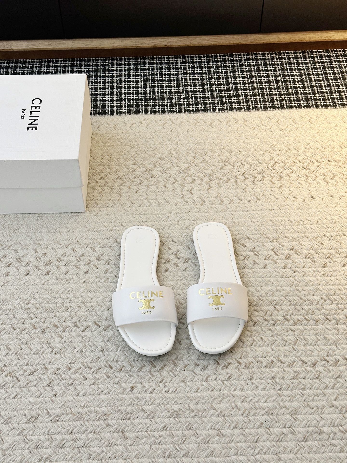 NO:785736,Minimalist style Arc de Triomphe slippers, new summer flat-strap sandals. Continuing the brand's iconic minimalist aesthetics, they are suitable for vacation, commuting and daily wear. The upper is made of suede, soft and skin-friendly, and comfortable on the feet. The single wide-strap, with hot stamping brand logo and Triomphe logo, shows low-key texture. The flat-soled design is light and easy to wear, taking into account both comfort and fashion. The shoe shape is smooth, clean lines, and has a French high-end feel. The upper material is first-layer cowhide  Shoe lining material is sheepskin. Sole material is genuine leather. Available sizes are 35-40. Genuine leather sole, slippers, slippers, cowhide, sheepskin.19860909极简风凯旋门拖鞋,夏季新品一字带平底凉拖 延续品牌标志性极简美学,度假、通勤、日常穿搭都很合适. 鞋面采用小山羊皮,柔软亲肤,上脚舒适. 单条宽面一字带,搭配烫金品牌标识与Triomphe徽标,低调彰显质感. 平底设计轻盈好穿,兼顾舒适与潮流. 鞋型流畅、线条利落,自带法式高级感 鞋面材质头层牛皮 鞋里材质羊皮 鞋底材质真皮底 可选尺码35-40真皮底,拖鞋,slippers,cowhide,sheepskin,Women's Shoes