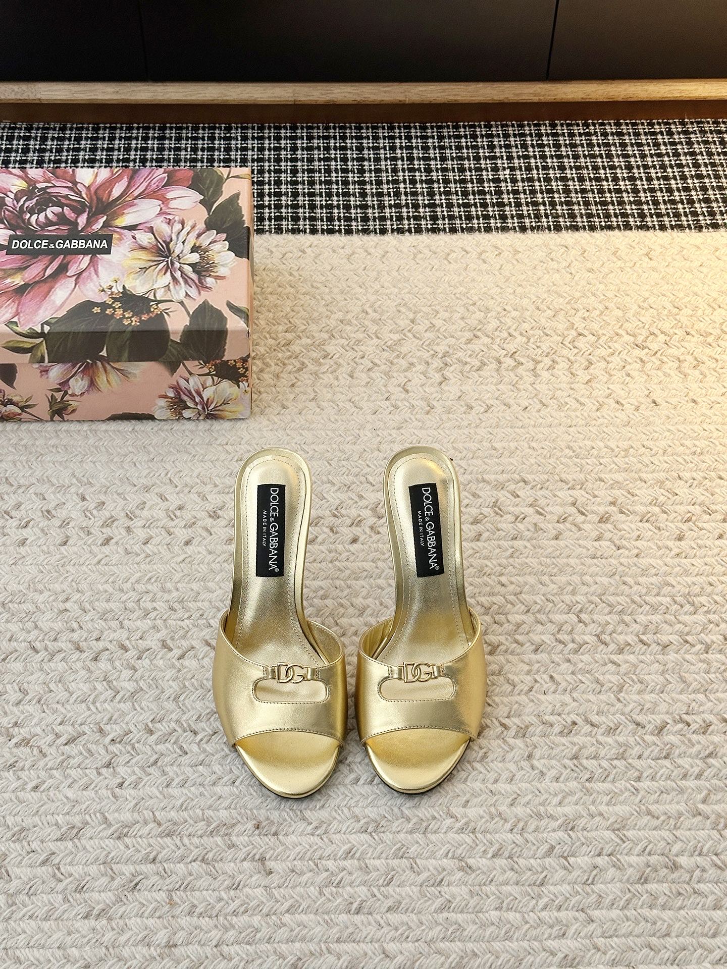 NO:785721,[& Sandals] The gene of elegant encounter - this pair of shoes is the embodiment of 'timeless' and a 'textbook of aura'. 'Patent leather' is a high-end opening statement. Patent leather has been repeatedly polished, like flowing liquid metal, the coldness of black, the heat of red, the purity of white... Every touch of luster carries 'effortless nobility', even in the dim light, it can reflect an attractive sense of presence.  'Pointed toe' is the secret code of leg essence. The precisely cut pointed toe is like an elegant sharp blade, instantly elongating the leg line; the arc of the shoe shape that fits the arch of the foot hides engineering ingenuity - it gives you the confidence to stand firm and the swaying style. Because a true classic is never a rigid symbol, but the magic of 'you can instantly find confidence no matter when you put it on'. When you put it in the shoe cabinet, it is like holding an 'elegant perpetual coupon' -  It is always waiting for you, crowning your ambition at any time. The material of the upper is cow patent leather. The material of the shoe is sheepskin. The material of the sole is original molded leather sole. Heel height selection is 6.5CM 10CM [picture is 10CM]. Choose shoe size 35-42 (40.41.42 is non-refundable), high heels and slippers, sandals, high heels, slippers, sheepskin19860909【& 凉鞋】 优雅邂逅&的基因——这双鞋,是「永不过时」的具象化,更是「气场教科书」. 「漆皮」是高级的开场白 经过反复打磨的漆皮,如流动的液态金属,黑的冷冽、红的炽热、白的纯净……每一抹光泽都带着「毫不费力的贵气」,哪怕在昏暗里,也能折射出摄人的存在感. 「尖头」是腿精的密码 精准切割的尖头,像一把优雅的利刃,瞬间拉长腿部线条；鞋型贴合足弓的弧度藏着工学巧思—— 站稳的底气,和摇曳的风情,它都给足了 . 因为真正的经典,从不是刻板的符号,而是 「无论何时穿上,都能瞬间找到底气」的魔法 . 当你把它放进鞋柜,就像握住了一张「优雅永动券」—— 它永远在等你,随时为你的野心加冕. 鞋面材质头层牛漆皮 鞋里材质羊皮 鞋底材质原版开模真皮底 跟高选择6.5CM 10CM【图片为10CM】 鞋码选购35-42（40.41.42不退换）,高跟鞋拖鞋,sandals,high heels,slippers,sheepskin,Women's Shoes