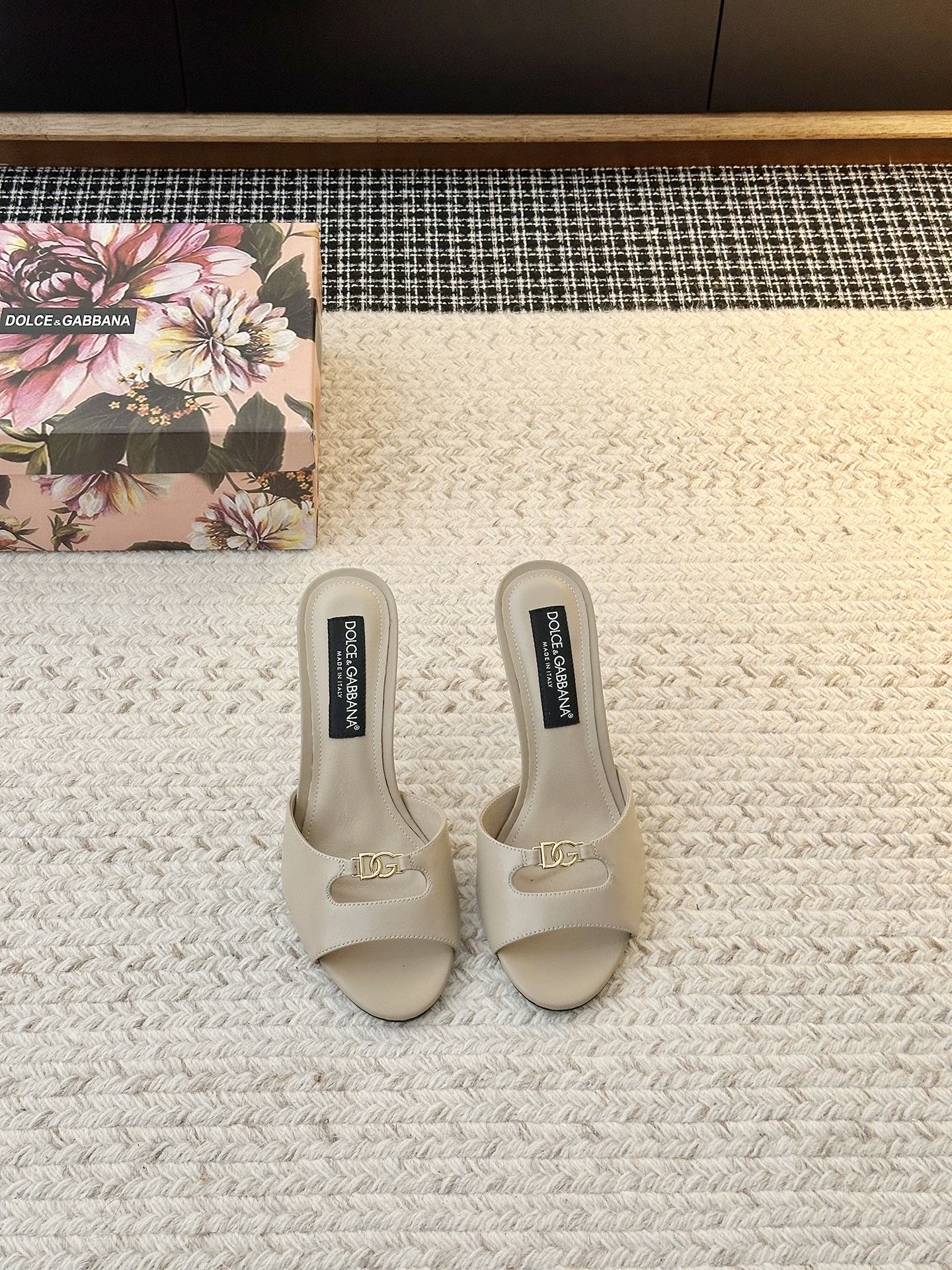 NO:785726,[& Sandals] The gene of elegant encounter - this pair of shoes is the embodiment of 'timeless' and a 'textbook of aura'. 'Patent leather' is a high-end opening statement. Patent leather has been repeatedly polished, like flowing liquid metal, the coldness of black, the heat of red, the purity of white... Every touch of luster carries 'effortless nobility', even in the dim light, it can reflect an attractive sense of presence.  'Pointed toe' is the secret code of leg essence. The precisely cut pointed toe is like an elegant sharp blade, instantly elongating the leg line; the arc of the shoe shape that fits the arch of the foot hides engineering ingenuity - it gives you the confidence to stand firm and the swaying style. Because a true classic is never a rigid symbol, but the magic of 'you can instantly find confidence no matter when you put it on'. When you put it in the shoe cabinet, it is like holding an 'elegant perpetual coupon' -  It is always waiting for you, crowning your ambition at any time. The material of the upper is cowhide, the material of the shoe is sheepskin, the material of the sole is original molded leather sole, the heel height is 6.5CM 10CM [the picture is 10CM], the shoe size is 35-42 (40.41.42 is non-refundable), high heels and slippers, sandals, high heels, slippers, cowhide, sheepskin19860909【& 凉鞋】 优雅邂逅&的基因——这双鞋,是「永不过时」的具象化,更是「气场教科书」. 「漆皮」是高级的开场白 经过反复打磨的漆皮,如流动的液态金属,黑的冷冽、红的炽热、白的纯净……每一抹光泽都带着「毫不费力的贵气」,哪怕在昏暗里,也能折射出摄人的存在感. 「尖头」是腿精的密码 精准切割的尖头,像一把优雅的利刃,瞬间拉长腿部线条；鞋型贴合足弓的弧度藏着工学巧思—— 站稳的底气,和摇曳的风情,它都给足了 . 因为真正的经典,从不是刻板的符号,而是 「无论何时穿上,都能瞬间找到底气」的魔法 . 当你把它放进鞋柜,就像握住了一张「优雅永动券」—— 它永远在等你,随时为你的野心加冕. 鞋面材质头层牛皮 鞋里材质羊皮 鞋底材质原版开模真皮底 跟高选择6.5CM 10CM【图片为10CM】 鞋码选购35-42（40.41.42不退换）,高跟鞋拖鞋,sandals,high heels,slippers,cowhide,sheepskin,Women's Shoes