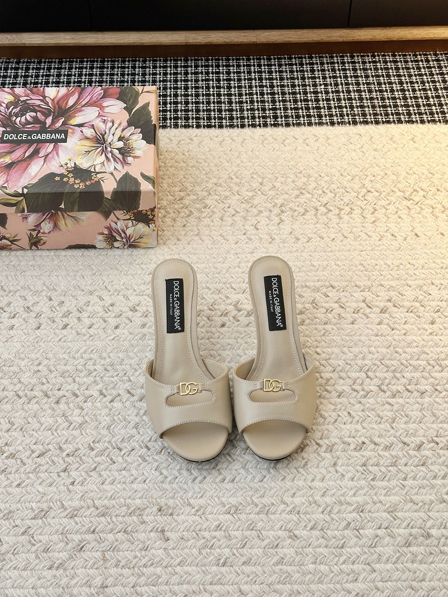 NO:785731,[& Sandals] The gene of elegant encounter - this pair of shoes is the embodiment of 'timeless' and a 'textbook of aura'. 'Patent leather' is a high-end opening statement. Patent leather has been repeatedly polished, like flowing liquid metal, the coldness of black, the heat of red, the purity of white... Every touch of luster carries 'effortless nobility', even in the dim light, it can reflect an attractive sense of presence.  'Pointed toe' is the secret code of leg essence. The precisely cut pointed toe is like an elegant sharp blade, instantly elongating the leg line; the arc of the shoe shape that fits the arch of the foot hides engineering ingenuity - it gives you the confidence to stand firm and the swaying style. Because a true classic is never a rigid symbol, but the magic of 'you can instantly find confidence no matter when you put it on'. When you put it in the shoe cabinet, it is like holding an 'elegant perpetual coupon' -  It is always waiting for you, crowning your ambition at any time. The material of the upper is cowhide, the material of the shoe is sheepskin, the material of the sole is original molded leather sole, the heel height is 6.5CM 10CM [the picture is 6.5CM], the shoe size is 35-42 (40.41.42 is non-refundable), high heels and slippers, sandals, high heels, slippers, cowhide, sheepskin19860909【& 凉鞋】 优雅邂逅&的基因——这双鞋,是「永不过时」的具象化,更是「气场教科书」. 「漆皮」是高级的开场白 经过反复打磨的漆皮,如流动的液态金属,黑的冷冽、红的炽热、白的纯净……每一抹光泽都带着「毫不费力的贵气」,哪怕在昏暗里,也能折射出摄人的存在感. 「尖头」是腿精的密码 精准切割的尖头,像一把优雅的利刃,瞬间拉长腿部线条；鞋型贴合足弓的弧度藏着工学巧思—— 站稳的底气,和摇曳的风情,它都给足了 . 因为真正的经典,从不是刻板的符号,而是 「无论何时穿上,都能瞬间找到底气」的魔法 . 当你把它放进鞋柜,就像握住了一张「优雅永动券」—— 它永远在等你,随时为你的野心加冕. 鞋面材质头层牛皮 鞋里材质羊皮 鞋底材质原版开模真皮底 跟高选择6.5CM 10CM【图片为6.5CM】 鞋码选购35-42（40.41.42不退换）,高跟鞋拖鞋,sandals,high heels,slippers,cowhide,sheepskin,Women's Shoes