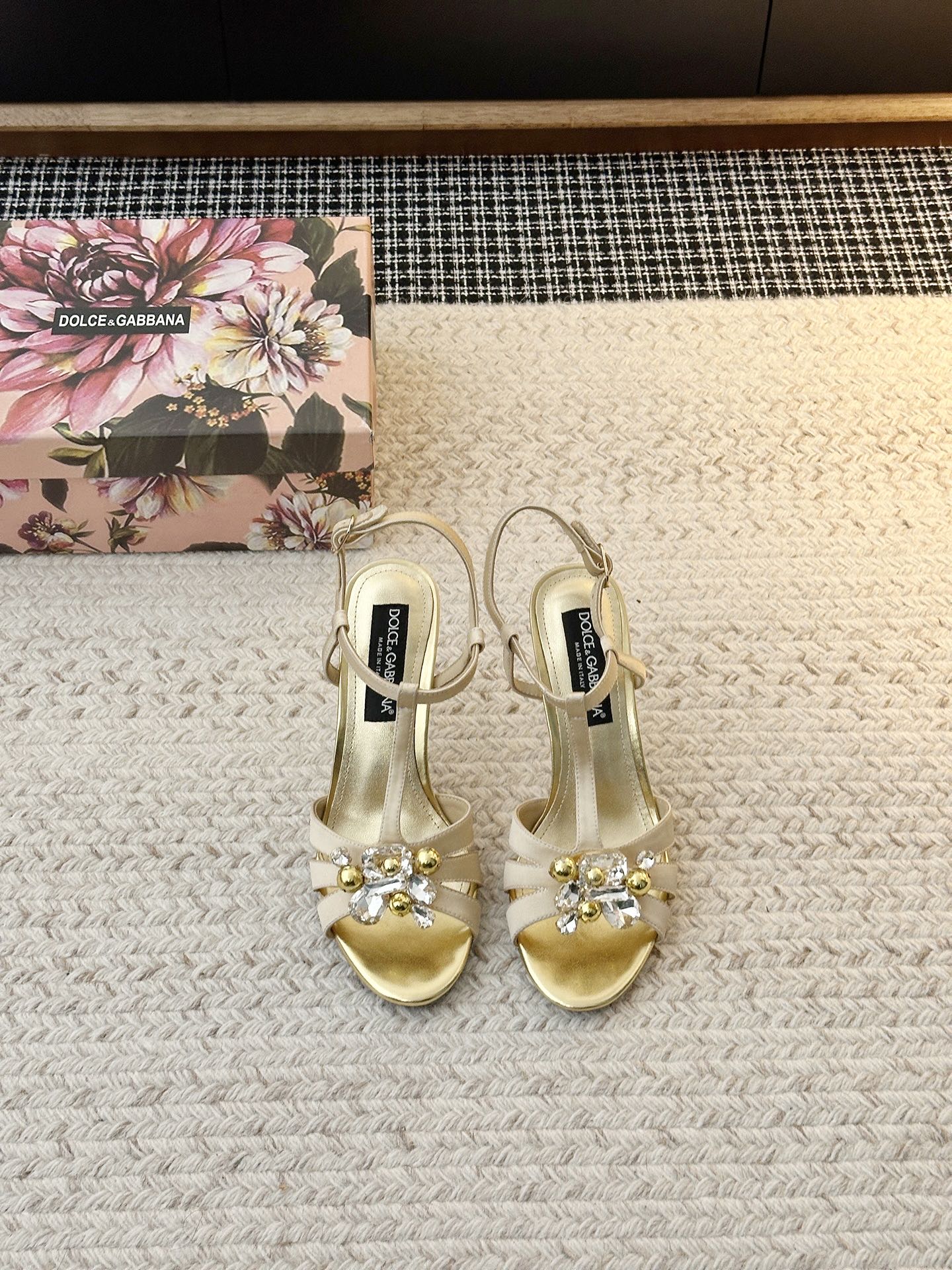 NO:785756,[& Metal Heel Sandals] When the elegance of stilettos meets the genes of & - this pair of shoes is the embodiment of 'never going out of style' and a 'textbook of aura'. A true classic is never a rigid symbol, but the magic of 'you can instantly find confidence whenever you put it on'. When you put it in the shoe cabinet, it is like holding an 'elegant perpetual ticket' - it is always waiting for you, crowning your ambition at any time. The upper material is silk  The material of the shoe lining is sheepskin. The material of the sole is original molded leather sole. The heel height is 6.5CM 10CM [picture is 10CM]. Choose shoe size 35-42 (35.40.41.42 is non-refundable), high-heeled shoes, sandals, high heels, sheepskin19860909【& 金属跟凉鞋】 当细高跟的优雅邂逅&的基因——这双鞋,是「永不过时」的具象化,更是「气场教科书」. 真正的经典,从不是刻板的符号,而是 「无论何时穿上,都能瞬间找到底气」的魔法 . 当你把它放进鞋柜,就像握住了一张「优雅永动券」—— 它永远在等你,随时为你的野心加冕. 鞋面材质丝绸 鞋里材质羊皮 鞋底材质原版开模真皮底 跟高选择6.5CM 10CM【图片为10CM】 鞋码选购35-42（35.40.41.42不退换）,高跟鞋凉鞋,sandals,high heels,sheepskin,Women's Shoes