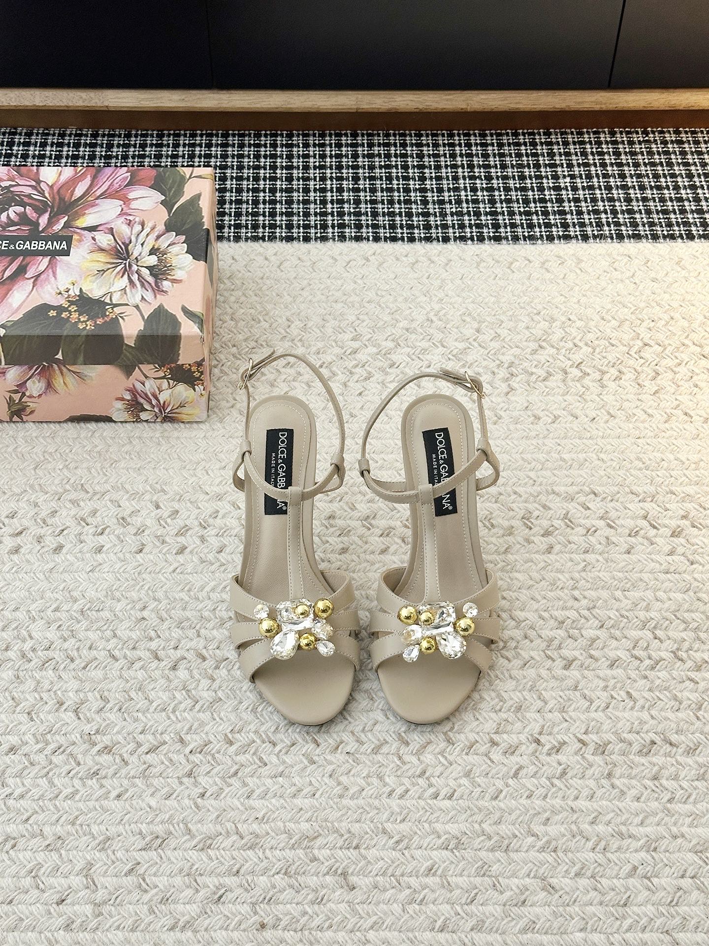 NO:785760,[& Metal Heel Sandals] When the elegance of stilettos meets the DNA of & - this pair of shoes is the embodiment of 'never going out of style' and a 'textbook of aura'. A true classic is never a stereotyped symbol, but the magic of 'you can instantly find confidence no matter when you put it on'. When you put it in the shoe cabinet, it is like holding an 'elegant perpetual ticket' - it is always waiting for you, crowning your ambition at any time. The upper material is first-layer cowhide.  The material of the shoe lining is sheepskin. The material of the sole is original molded leather sole. The heel height is 6.5CM 10CM [picture is 10CM]. Choose shoe size 35-42 (35.40.41.42 is non-refundable), high heels, sandals, high heels, cowhide, sheepskin.19860909【& 金属跟凉鞋】 当细高跟的优雅邂逅&的基因——这双鞋,是「永不过时」的具象化,更是「气场教科书」. 真正的经典,从不是刻板的符号,而是 「无论何时穿上,都能瞬间找到底气」的魔法 . 当你把它放进鞋柜,就像握住了一张「优雅永动券」—— 它永远在等你,随时为你的野心加冕. 鞋面材质头层牛皮 鞋里材质羊皮 鞋底材质原版开模真皮底 跟高选择6.5CM 10CM【图片为10CM】 鞋码选购35-42（35.40.41.42不退换）,高跟鞋凉鞋,sandals,high heels,cowhide,sheepskin,Women's Shoes