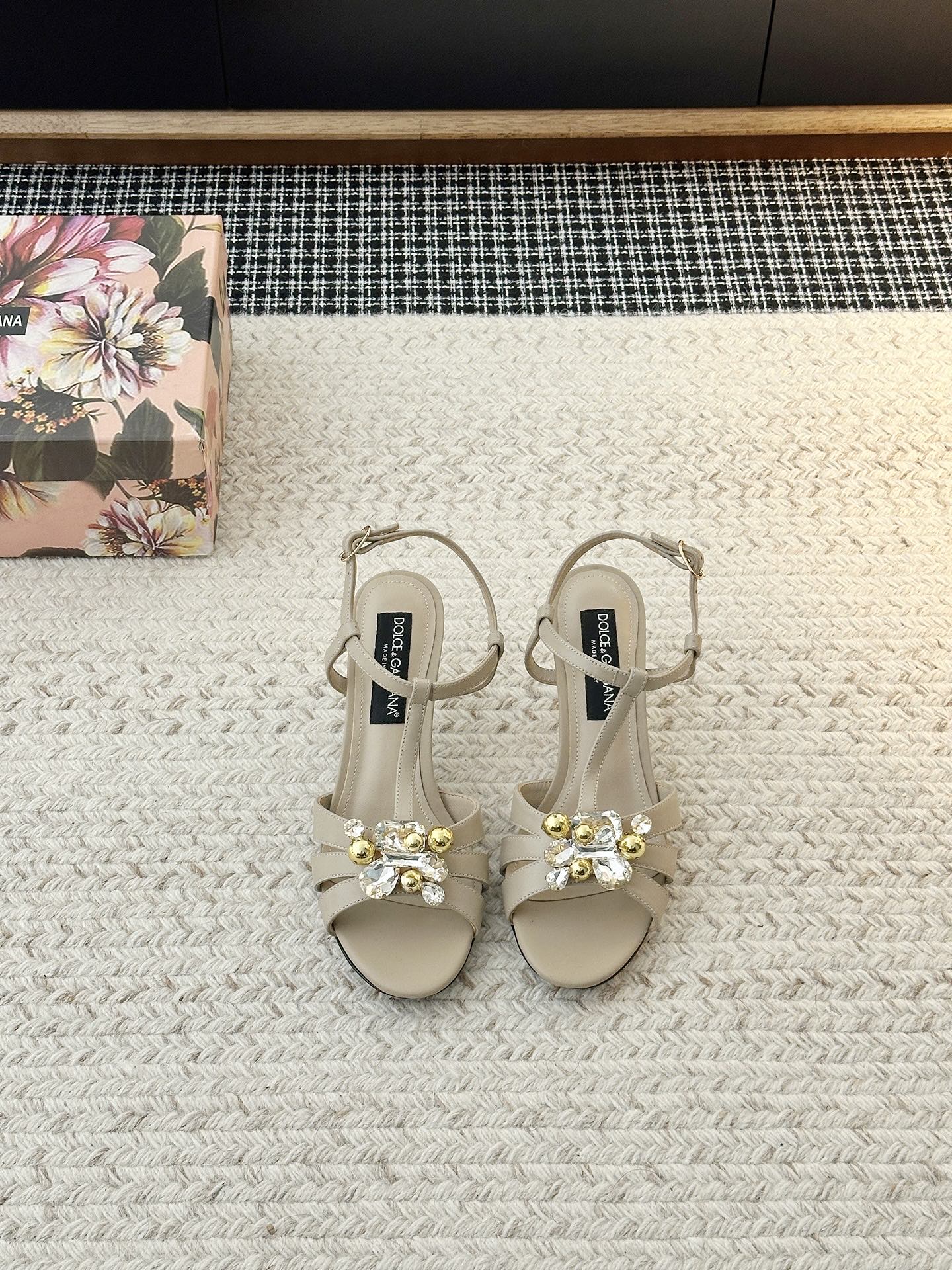 NO:785716,[& Metal Heel Sandals] When the elegance of stilettos meets the DNA of & - this pair of shoes is the embodiment of 'never going out of style' and a 'textbook of aura'. A true classic is never a stereotyped symbol, but the magic of 'you can instantly find confidence no matter when you put it on'. When you put it in the shoe cabinet, it is like holding an 'elegant perpetual ticket' - it is always waiting for you, crowning your ambition at any time. The upper material is first-layer cowhide.  The material of the shoe lining is sheepskin. The material of the sole is original molded leather sole. The heel height is 6.5CM 10CM [picture is 6.5CM]. Choose shoe size 35-42 (35.40.41.42 is non-refundable), high-heeled shoes, sandals, high heels, cowhide, sheepskin.19860909【& 金属跟凉鞋】 当细高跟的优雅邂逅&的基因——这双鞋,是「永不过时」的具象化,更是「气场教科书」. 真正的经典,从不是刻板的符号,而是 「无论何时穿上,都能瞬间找到底气」的魔法 . 当你把它放进鞋柜,就像握住了一张「优雅永动券」—— 它永远在等你,随时为你的野心加冕. 鞋面材质头层牛皮 鞋里材质羊皮 鞋底材质原版开模真皮底 跟高选择6.5CM 10CM【图片为6.5CM】 鞋码选购35-42（35.40.41.42不退换）,高跟鞋凉鞋,sandals,high heels,cowhide,sheepskin,Women's Shoes