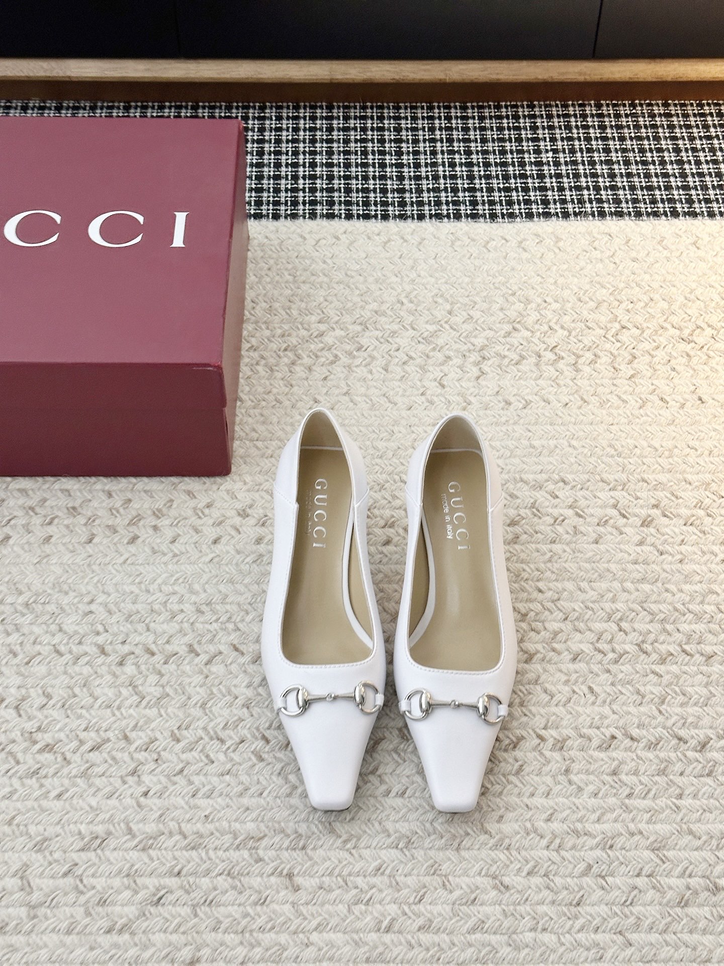 NO:785751,The horsebit square-toe shoes irritate me so much. The classic horsebit meets the neat square toe. These two high-heeled shoes from Gucci have a perfect balance between the rustic black leather and the retro style of presbyopia, each with its own charm, elegance and comfort. The material of the upper is cowhide leather/original presbyopia fabric. The material of the shoe is sheepskin. The material of the sole is original molded leather sole. The heel height is 5.5CM.  Choose shoe sizes 35-42 (40.41.42 non-refundable), high-heeled shoes, gucci, high heels, cowhide, sheepskin19860909马衔扣方头鞋太戳我了 经典马衔扣遇上利落方头,Gucci这两款高跟鞋,黑皮的飒气与老花的复古,各有各的韵味优雅舒适之间的完美平衡 鞋面材质头层牛皮/原版老花布料 鞋里材质羊皮 鞋底材质原版开模真皮底 跟高选择5.5CM 鞋码选购35-42（40.41.42不退换）,高跟鞋单鞋,gucci,high heels,cowhide,sheepskin,Women's Shoes