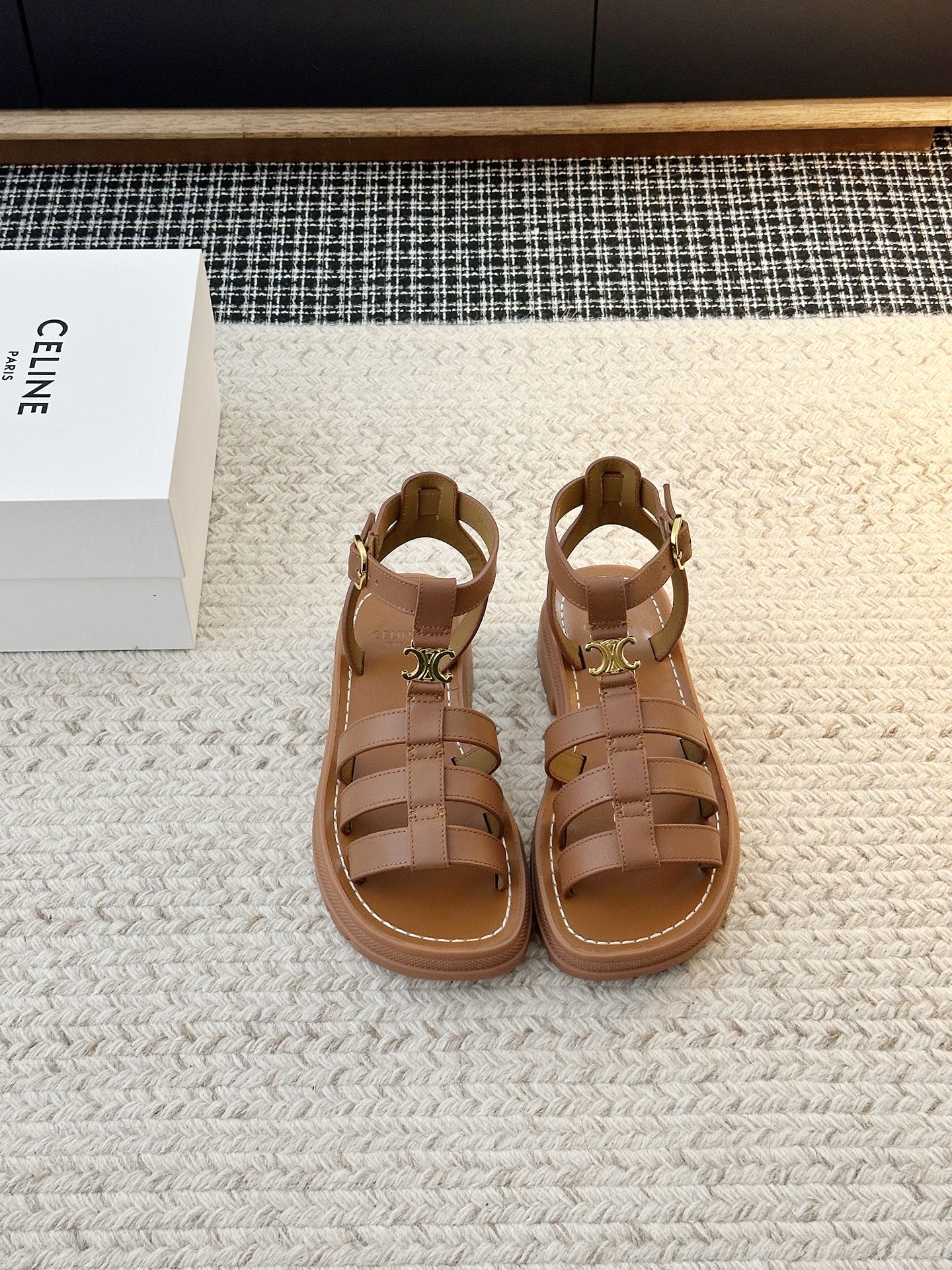 NO:785720,〖 〗 Purchasing level!  23SS new product Silin retro Roman sandals, no pressure in and out of the counter, heavy-duty version, refuse to look at fake goods. Original last shape, debugged N times, this shoe is absolutely Vintage retro style. The upper material is imported cowhide, the shoe is made of calfskin, the sole material is genuine leather midsole, shoe size 35-40 (40.41 custom-made, non-returnable) full package, sandals, sandals, cowhide19860909〖 〗 代购级别！23SS新品思琳复古罗马凉鞋 进出专柜无压力,重工版,拒绝一眼假low货 原版楦型,调试N次、这款上脚绝对Vintage复古风味十足 鞋面材质头层进口牛皮 鞋里材质小牛皮 鞋底材质真皮中底 鞋码35-40(40.41定做不退换)全套包装,凉鞋,sandals,cowhide,Women's Shoes