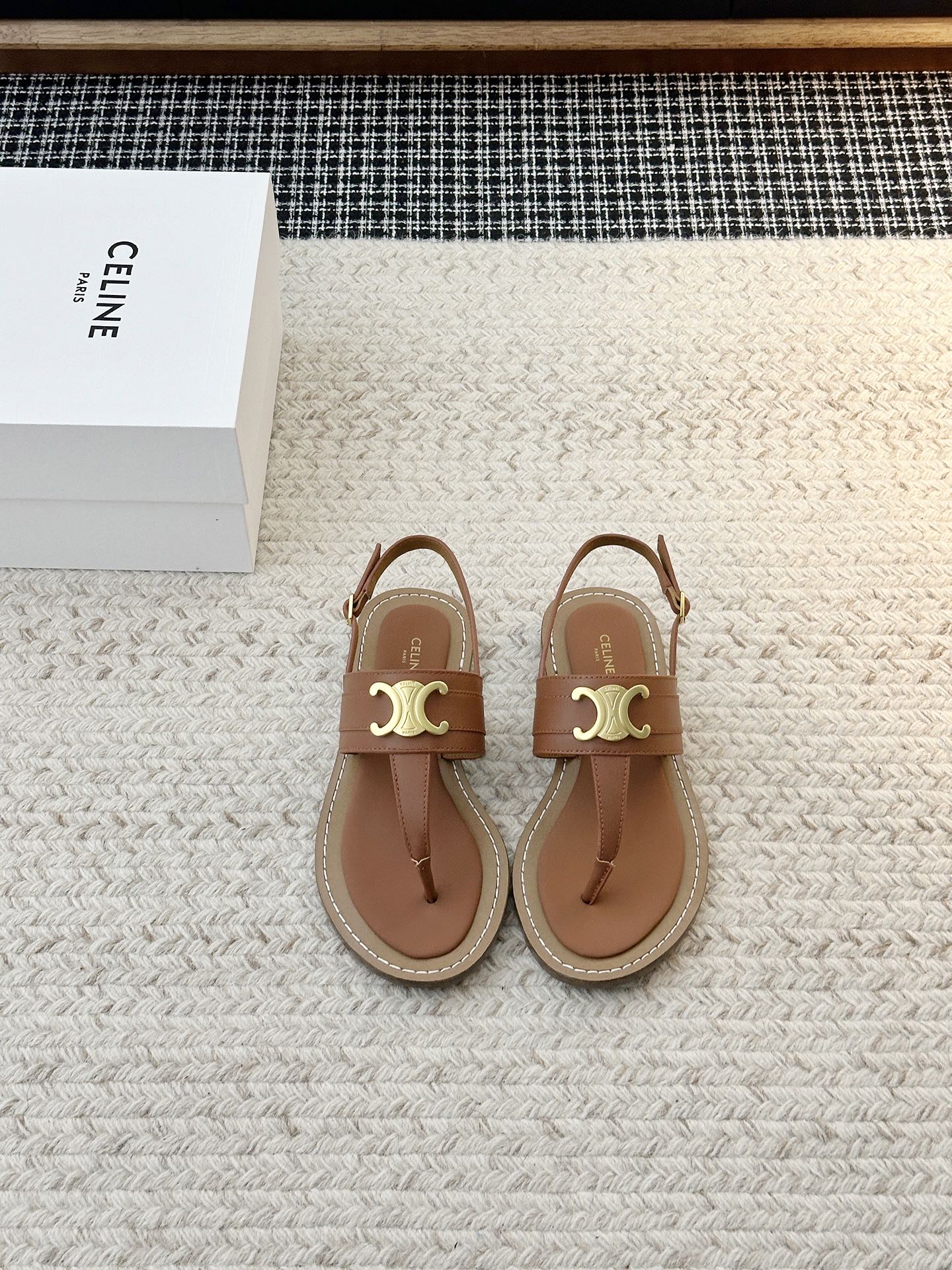 NO:785715,〖〗SS new product Silin retro Roman sandals, no pressure in and out of the counter, heavy-duty version, refuse to look at fake goods. Original last shape, debugged N times, this shoe is absolutely Vintage retro style. The upper material is imported cowhide. The lining is made of calfskin. The sole material is genuine leather midsole. Shoe size 35-40 (41 custom-made, non-returnable) full package, split-toe shoes, sandals, cowhide19860909〖〗SS新品思琳复古罗马凉鞋 进出专柜无压力,重工版,拒绝一眼假low货 原版楦型,调试N次、这款上脚绝对Vintage复古风味十足 鞋面材质头层进口牛皮 鞋里材质小牛皮 鞋底材质真皮中底 鞋码35-40(41定做不退换)全套包装,分趾鞋,sandals,cowhide,Women's Shoes