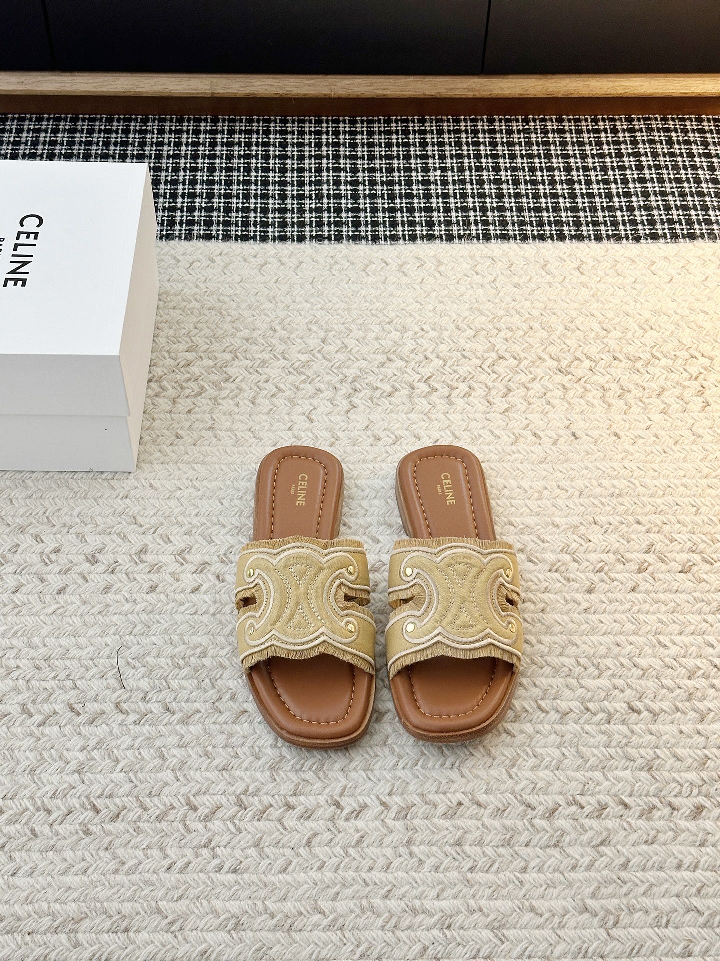 NO:785711,Slippers New Denim Arc de Triomphe Sandals Embroidered Arc de Triomphe RUBBER OUTSOLE3D denim Arc de Triomphe LEATHER OUTSOLE French high fashion brand Trendy matching items Original uniform fabric twill fabric with tassel edge decoration inlaid rivet technology Upper material original uniform fabric twill Shoe lining material sheepskin Sole material original molded leather outsole  Choose shoe sizes 35-39 (40.41 customized, non-refundable), slippers, sandals, slippers, sheepskin, Leather soles19860909拖鞋新款牛仔凯旋门凉鞋 绣花凯旋门RUBBER OUTSOLE3D牛仔布凯旋门LEATHER OUTSOLE法国高级时装品牌 潮流搭配单品 原版一致面料斜纹布拼流苏边装饰镶嵌铆钉工艺 鞋面材质原版一致面料斜纹布 鞋里材质羊皮 鞋底材质原版开模真皮大底 鞋码选购35-39（40.41定制不退换）,拖鞋,sandals,slippers,sheepskin,Leather soles,Women's Shoes