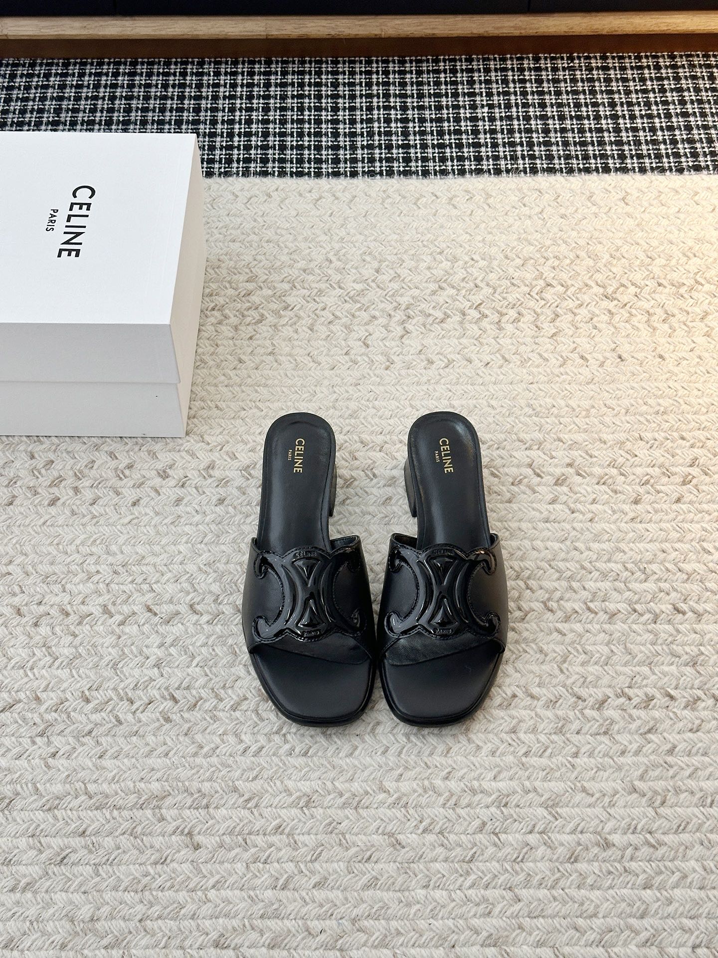 NO:785705,〖〗SS new product Silin retro Roman sandals, no pressure in and out of the counter, heavy-duty version, refuse to look at fake low-quality goods. Original last type, debugged N times, this shoe is absolutely Vintage retro style. The upper material is imported cowhide. The lining material is calfskin. The sole material is genuine leather. Shoe size 35-40 (41 custom-made, non-returnable) full package, slippers, sandals, sandals, slippers, cowhide19860909〖〗SS新品思琳复古罗马凉鞋 进出专柜无压力,重工版,拒绝一眼假low货 原版楦型,调试N次、这款上脚绝对Vintage复古风味十足 鞋面材质头层进口牛皮 鞋里材质小牛皮 鞋底材质真皮底 鞋码35-40(41定做不退换)全套包装,拖鞋凉鞋,sandals,slippers,cowhide,Women's Shoes