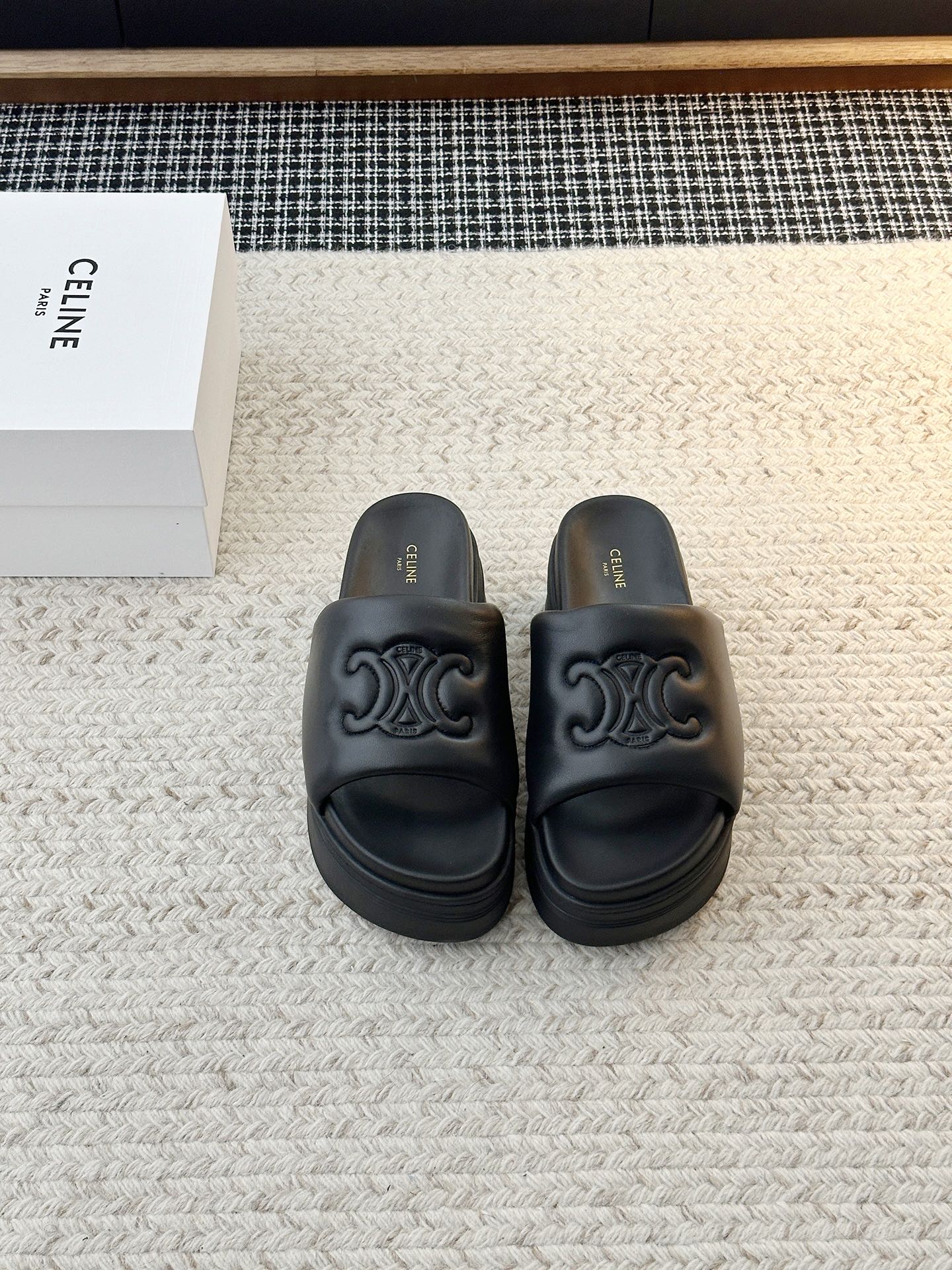 NO:785701,Thick-soled slippers make heightening as easy as breathing. You can easily reach 5 centimeters with just one foot. SS25 Block lambskin makes you feel completely different when wearing them. You will look taller and thinner. The ratio is particularly good (especially if you are a small person. They are not afraid of it. They can be worn with all kinds of skirts in summer and look like a hot girl effortlessly. Upper material: cowhide. Shoe lining material: sheepskin. Sole material: original rubber sole.  Shoe size selection: 35-40 (40 customized), slippers, slippers, skirts, cowhide, sheepskin19860909厚底拖鞋让增高和呼吸一样简单 轻轻松松五公分,懒人一脚SS25 Block小羊皮穿上它你整个感觉不一样显得高高瘦瘦的比例特别好(尤其小个子也不带怕的和夏天的各种小裙子都特搭毫不费力穿出辣妹感 鞋面材质:牛皮 鞋里材质:羊皮 鞋底材质:原版橡胶底 鞋码选购:35-40（40定制）,拖鞋,slippers,skirts,cowhide,sheepskin,Women's Shoes