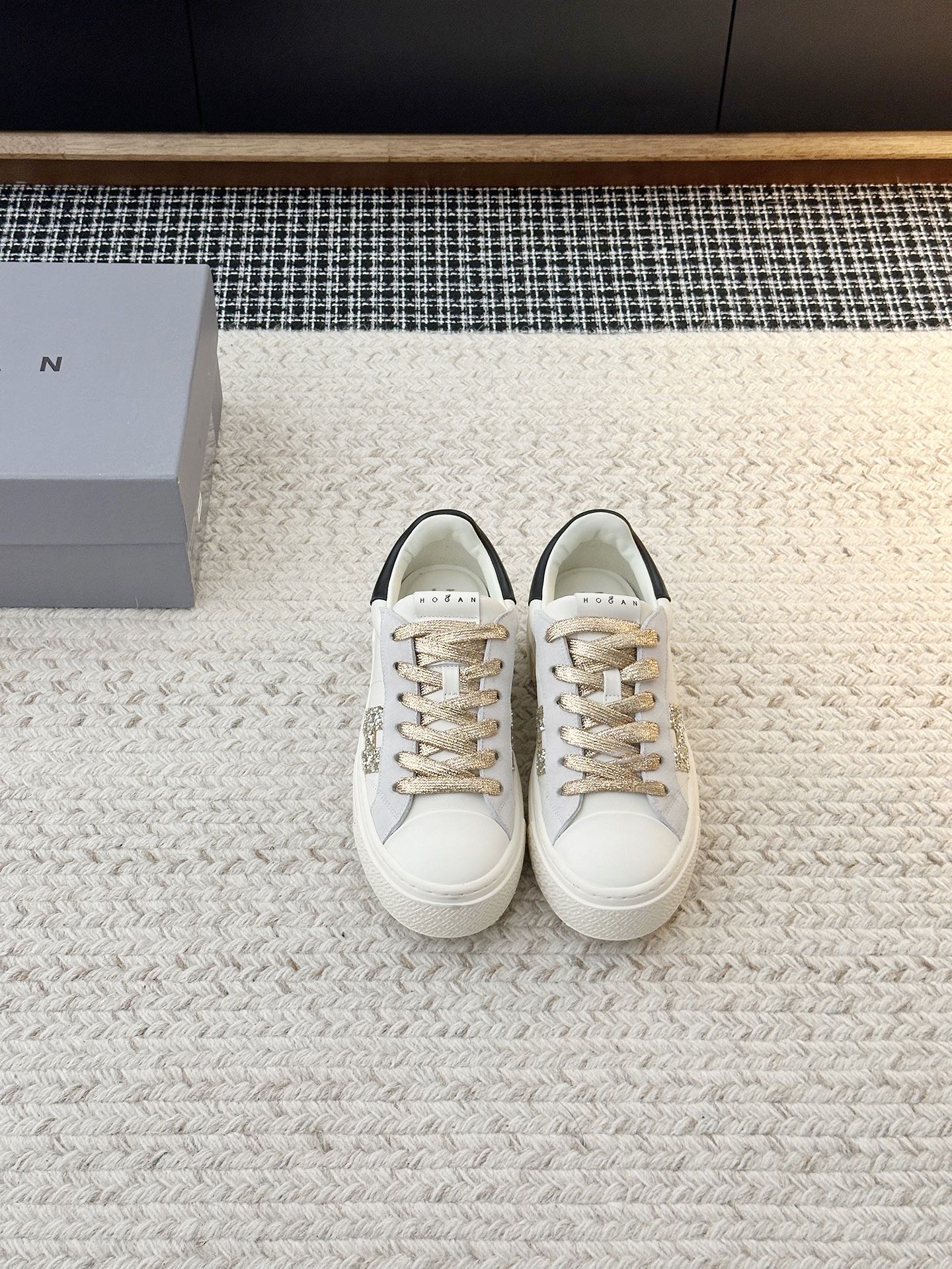 NO:785686,Simple, casual, light and comfortable. Full of chill atmosphere. Napa leather and suede leather are rich in layers. The H letter mark is elegant and elegant. The upper material is cowhide and the inner material is sheepskin. The outsole material is original molded light rubber outsole. Available sizes are 35-40 for women (40 is custom-made and cannot be returned or exchanged), casual shoes/sports shoes, sneakers, cowhide, sheepskin.19860909简约休闲轻便舒适 满满chill的氛围纳帕皮革拼绒面皮革层次感丰富H字母标大气优雅 老钱风拉满鞋面材质牛皮内里材质羊皮大底材质原版开模轻型橡胶大底可选码数女35-40（40定做不退换）,休闲鞋/运动鞋,sneakers,cowhide,sheepskin,Women's Shoes