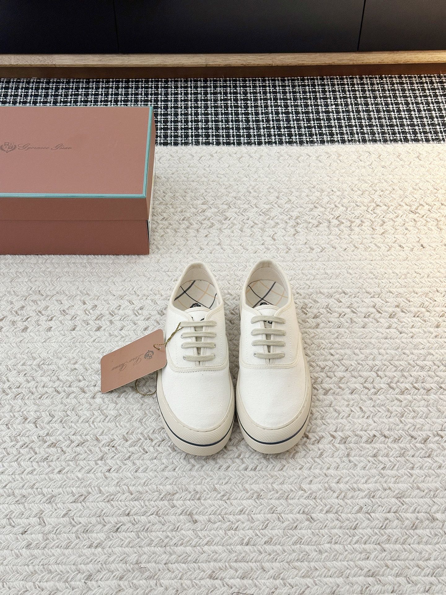 NO:785696,Nuoyou Panya Tennis walk series LP cloth shoes are originally purchased, developed and manufactured. This new suede tennis shoe adopts an ultra-low-cut design and hemmed soles to create a relaxed and charming color combination, harmoniously integrating functionality and low-key personality.  The ideal footwear choice for urban wear. Soft calfskin tongue with Kummel color insert on the heel, embossed LP logo cotton lace upper, cowhide suede sole upper material original custom canvas lining material cloth outsole material original open mold rubber outsole packaging original full set packaging 35-40 (customized for 40), casual shoes/sports shoes, loro piana, sneakers, cowhide19860909诺悠翩雅Tennis walk系列 LP布鞋原版购入开发 做货 这款新款绒面革网球鞋采用超低帮设计,包边鞋底营造轻松迷人的色彩组合,将功能性与低调个性风格和谐融合 打造都市着装的理想鞋履选择.鞋跟处饰以Kummel色嵌片柔软小牛皮鞋舌,压印LP徽标棉质鞋带鞋面,牛皮绒面革鞋底鞋面材质原版定制帆布内里材质布里大底材质原版开模橡胶大底包装原版全套包装35-40（40定做）,休闲鞋/运动鞋,loro piana,sneakers,cowhide,Women's Shoes