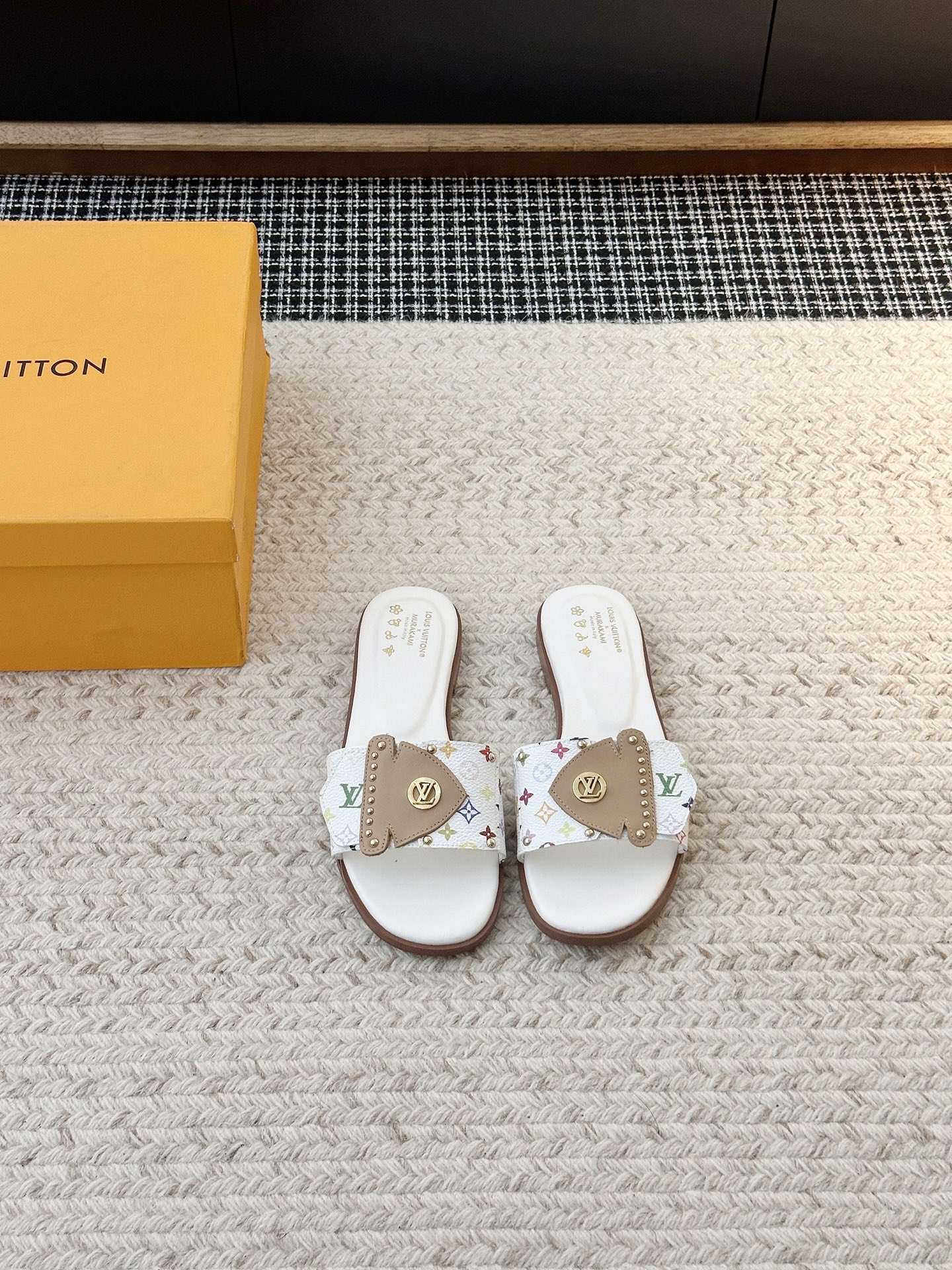 NO:785676,*Slippers are simple and casual, fashionable and classy, ​​lazy and high-end, and look good on your feet casually. Juezi upper material is first-layer cowhide and lining material is sheepskin. Outsole material is original molded genuine leather sole. Available sizes are 35-40 (40.41 custom-made and non-returnable). Slippers, slippers, cowhide, sheepskin19860909*拖鞋简约随性 时髦有范,慵懒又不乏高级感随意上脚都好看有型,绝绝子鞋面材质头层牛皮内里材质羊皮大底材质原版开模真皮底可选码数35-40（40.41定做不退换）,拖鞋,slippers,cowhide,sheepskin,Women's Shoes