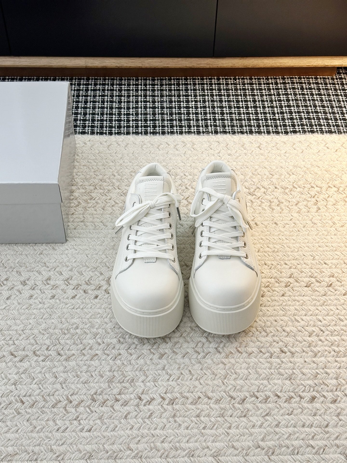 NO:784975,The latest popular casual series for spring and summer... [Round-toe thick-soled casual shoes] are a versatile minimalist style national trend. The new work inherits many popular elements of the brand and is bound to be a hit - casual shoes have endless matching possibilities. They can be worn with narrow-leg jeans or mini skirts, and can also be worn with printed dresses to create a layered look. The item is made of soft pure leather and is equipped with a comfortable thick heel of moderate height. Details  It also ensures that the wear is secure and not easy to shift, creating a loose and lazy style... Upper material: Original customized cowhide Shoe material: Original customized sheepskin Sole material: Rubber outsole 5.5cm Shoe size selection: women's 35-40 (40 customized), casual shoes/sports shoes, sneakers, skirts, jeans, cowhide, sheepskin19860909春夏最新王炸爆款休闲系列…【圆头厚底休闲鞋】百搭的极简风国潮,新作继承了诸多品牌制胜的流行元素,势必大热——休闲鞋拥有无尽的搭配可能,它可与窄腿牛仔裤或迷你裙同穿,也能与印花连衣裙打造叠穿造型,单品采用柔软纯皮而成,配有高度适中的舒适粗跟,细节还确保穿着稳妥不易移位,营造松垮慵懒风……鞋面材质:原版定制牛皮鞋里材质:原版定制羊皮鞋底材质:橡胶大底5.5cm鞋码选购:女款35-40(40定制）,休闲鞋/运动鞋,sneakers,skirts,jeans,cowhide,sheepskin,Women's Shoes