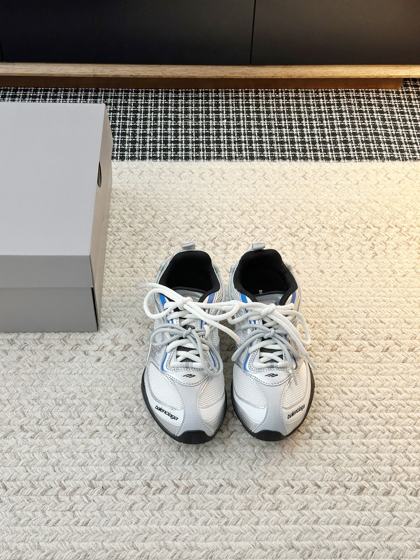 NO:784983,The brand's new Rader series for men and women has also ushered in a new design context. Pierpaolo Piccioli's Radar Sneaker can be regarded as his first pair of iconic sneakers in the Balenciaga system. The overall silhouette continues the brand's consistent futuristic structure, forming a technological volume through multi-layer breathable mesh, wrapped skeleton and thick sole structure. At the same time, the most obvious design is the one that runs through the upper.  Double-layer lacing system - the shoelaces extend from the side and wrap around the shoe body, forming a visual connection with the gripping texture on the side wall of the outsole, giving the entire pair of shoes a mechanical feel with 'exposed structure'. The shoe shape is more slender and the outline is more convergent. Compared with the exaggerated proportions of sneakers in the past, this generation's design clearly tends to be more streamlined and streamlined with technical sports-style upper materials.  Quality space technology fabric/3D embossed gradient color/4 different breathable mesh shoe lining materials nylon mesh sole material original rubber combination modo outsole shoe size choose female 35-40 (female 40 is non-returnable) male 39-45 (45 customized non-refundable), casual shoes/sports shoes, balenciaga, sneakers19860909男女款新款Rader系列品牌也迎来了新的设计语境.Pierpaolo Piccioli这双 Radar Sneaker 可以看作他在Balenciaga 体系中的第一双标志性运动鞋整体轮廓延续品牌一贯的未来感结构,通过多层透气网眼、包裹式骨架与厚底结构形成具有科技感的体量,同时最明显的设计是贯穿鞋面的 双层系带系统—鞋带从侧面延伸并环绕鞋身,与外底侧壁的抓地纹理形成视觉连接,让整双鞋呈现出一种“结构外露”的机械感鞋型更加修长,轮廓更收敛,相比过往偏夸张的球鞋比例,这一代设计明显趋向更流线、更精简的技术运动风格鞋面材质太空科技面料/3D压印渐变颜色/4种不同透气网鞋里材质尼龙网鞋底材质原版橡胶组合modo大底鞋码选购女35-40（女40不退换）男39-45（45定制不退换）,休闲鞋/运动鞋,balenciaga,sneakers,Women's Shoes