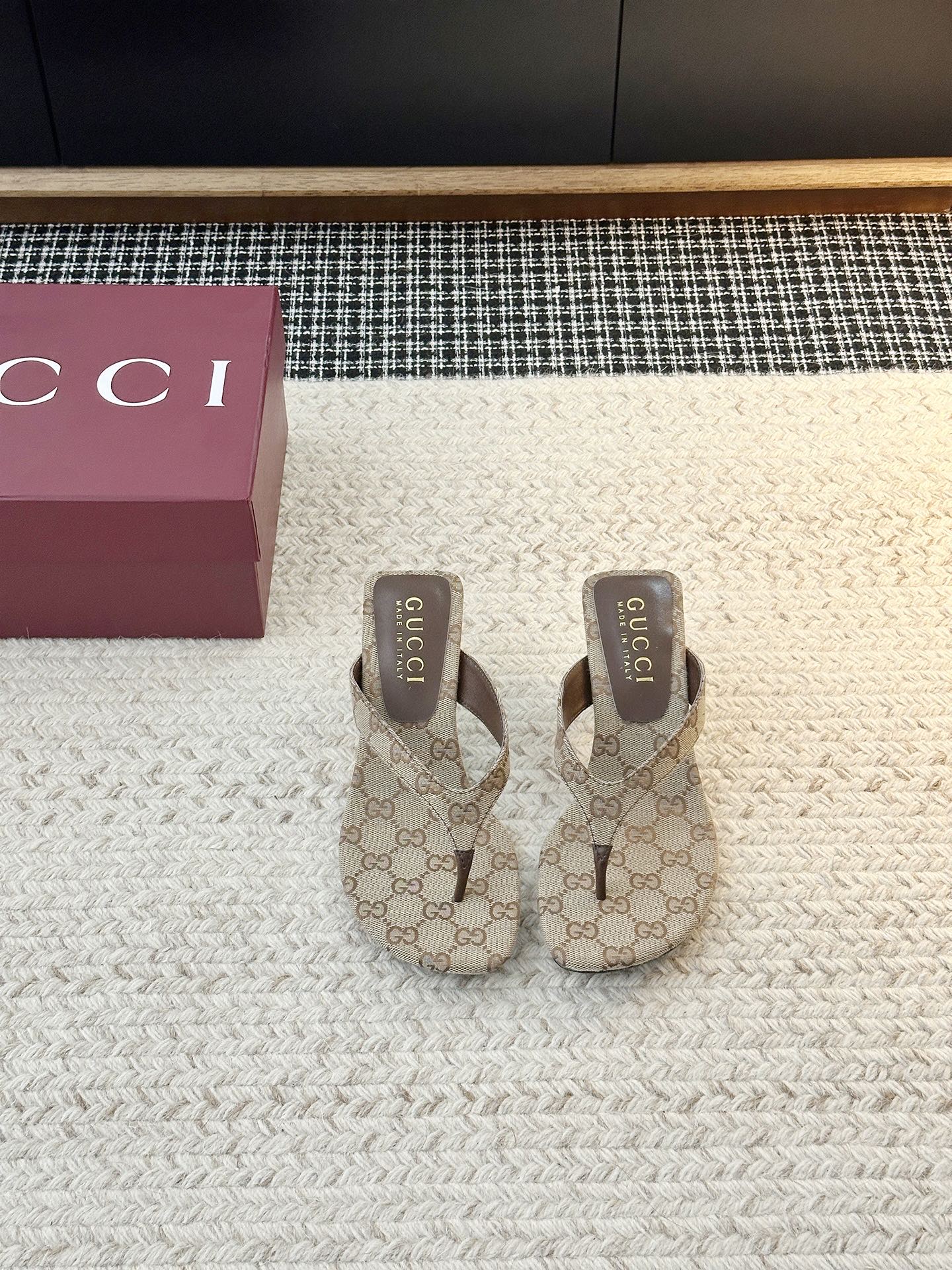 NO:784971,26 new flip-flops with high heels will make you full of aura and boost your confidence. Whether you are commuting to the workplace or going on a date and shopping, a pair of elegant high heels can make you the center of attention. Instantly lengthen your leg lines, and your little person will become 1.8 meters tall in seconds!  Elegant when worn with skirts, smart when worn with trousers, you can easily control various styles~ Upper material: cowhide leather/original presbyopic fabric, lining material: sheepskin, sole material: original molded genuine leather, heel height, choose 5.5CM shoe size, choose 35-42 (40.41.42 non-returnable), split-toe shoes, heels, skirts, cowhide, sheepskin1986090926新款人字拖高跟穿上它,气场全开,自信飙升～无论是职场通勤还是约会逛街,一双气质款高跟鞋都能让你成为焦点.瞬间拉长腿部线条,小个子秒变一米八！配裙装优雅,搭裤装干练,轻松驾驭各种风格～鞋面材质头层牛皮/原版老花布料鞋里材质羊皮鞋底材质原版开模真皮底跟高选择5.5CM鞋码选购35-42（40.41.42不退换）,分趾鞋,high heels,skirts,cowhide,sheepskin,Women's Shoes