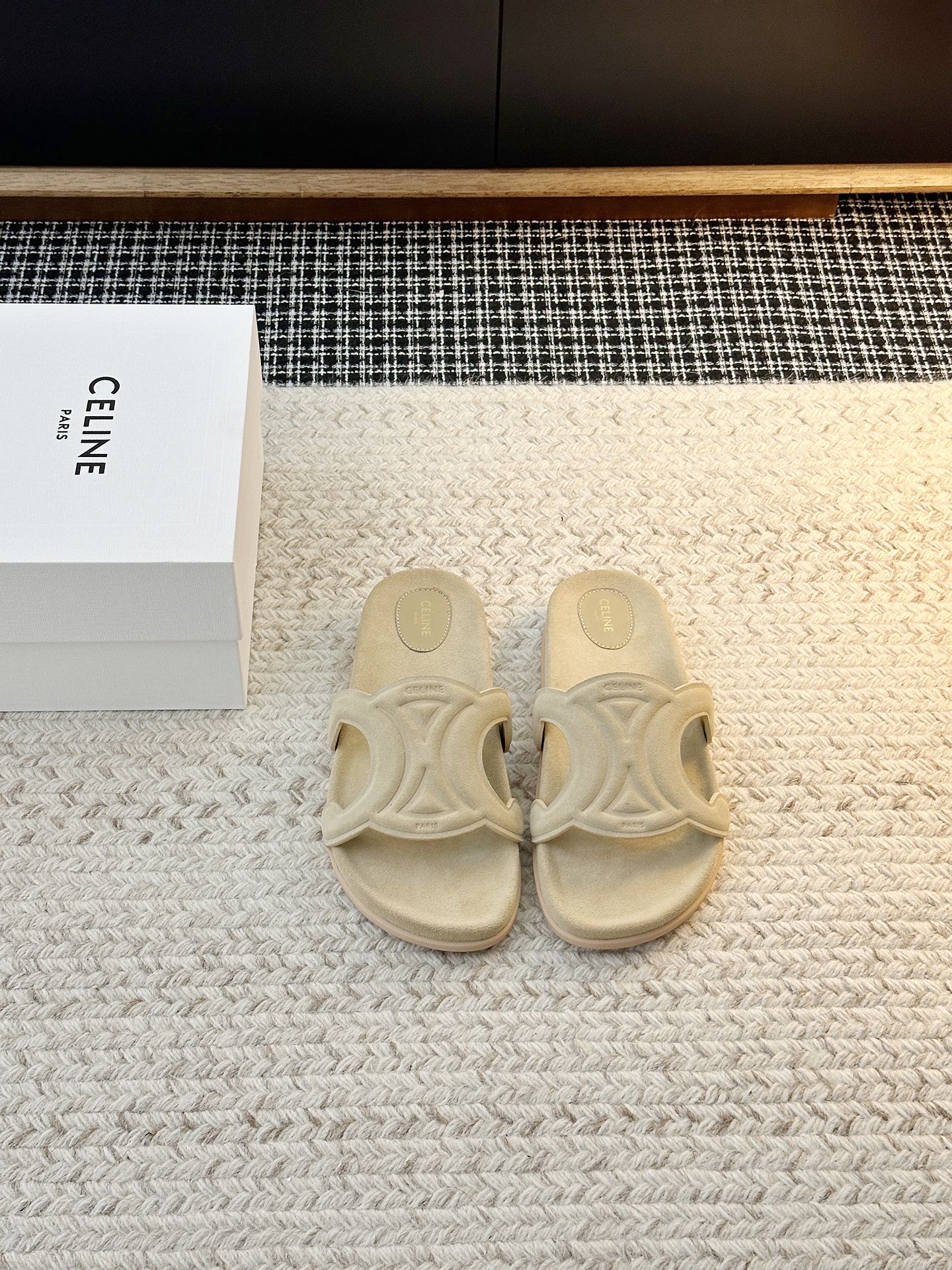 NO:784956,I The new Silin Arc de Triomphe slippers are stress-free when entering and exiting the counter. They are heavy-duty versions and refuse to be fake at first glance. The original last type has been adjusted to be limited to N summers, elegance and comfort are preserved. The most attractive lazy artifact of the year, a one-word belt with an oversized Arc de Triomphe, is designed with one-piece stamping 3D three-dimensional molding technology. The relief pattern style is vivid and unique. You can rely on it to keep you cool all summer!  Upper material: First layer of imported cowhide/suede cowhide. Shoe lining material: sheepskin/genuine leather. Midsole material. Sole material. Original development combination sole. Shoe size: choose women's 35-40 (women's 40 is non-refundable), slippers, slippers, cowhide, sheepskin19860909I 新品思琳凯旋门拖鞋进出专柜无压力,重工版,拒绝一眼假low货 原版楦型,调试N次夏目限定、优雅与舒适井存.年度最耐看的懒人神器一字带超大凯旋门采用一体冲压3D立体成型工艺设计.浮雕图案风格生动别致.清凉一夏就靠它了！鞋面材质头层进口牛皮 /绒面牛皮鞋里材质羊皮/真皮中底材质鞋底材质原版开发组合底鞋码选购女35-40（女40不退换）,拖鞋,slippers,cowhide,sheepskin,Women's Shoes