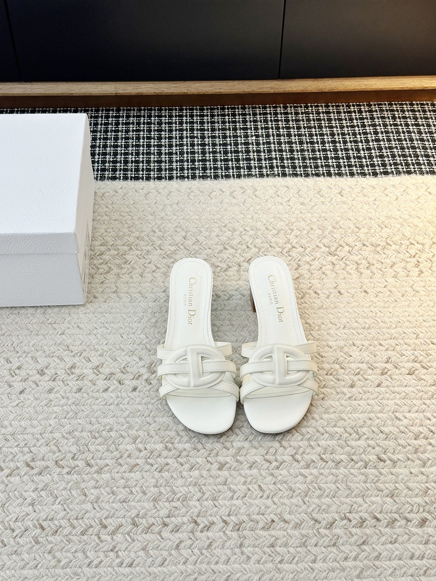 NO:784961,The 2026 new CD letter logo three-dimensional thick heel slippers are classic black and versatile. They can be used for commuting, dating, going out on the street, commuting, and can be used in all scenes. They have both good looks and comfort. They are timeless classics in the shoe cabinet. They will not tire your feet after being worn for a long time. They are completely versatile in the shoe cabinet!  Both gentle sisters and sweet and cool girls can control it, and they won’t step into thunder when they close their eyes. Upper material: cowhide, shoe lining material, sheepskin, sole material, original molded leather outsole 4.5CM, choose women’s size 35-41 [female 34.41 customization] factory first release, slippers, slippers, cowhide, sheepskin, Leather soles198609092026新款CD字母logo立体粗跟拖鞋经典黑百搭不出错,通勤、约会、出街、通勤,一双搞定所有场景,颜值与舒适感双在线,鞋柜里的永恒经典.久穿也不累脚,完全是鞋柜里的百搭王！温柔姐姐/甜酷女孩都能驾驭,闭眼入不踩雷.鞋面材质牛皮鞋里材质羊皮鞋底材质原版开模真皮大底4.5CM鞋码选购女款35-41【女34.41定制】工厂首发,拖鞋,slippers,cowhide,sheepskin,Leather soles,Women's Shoes