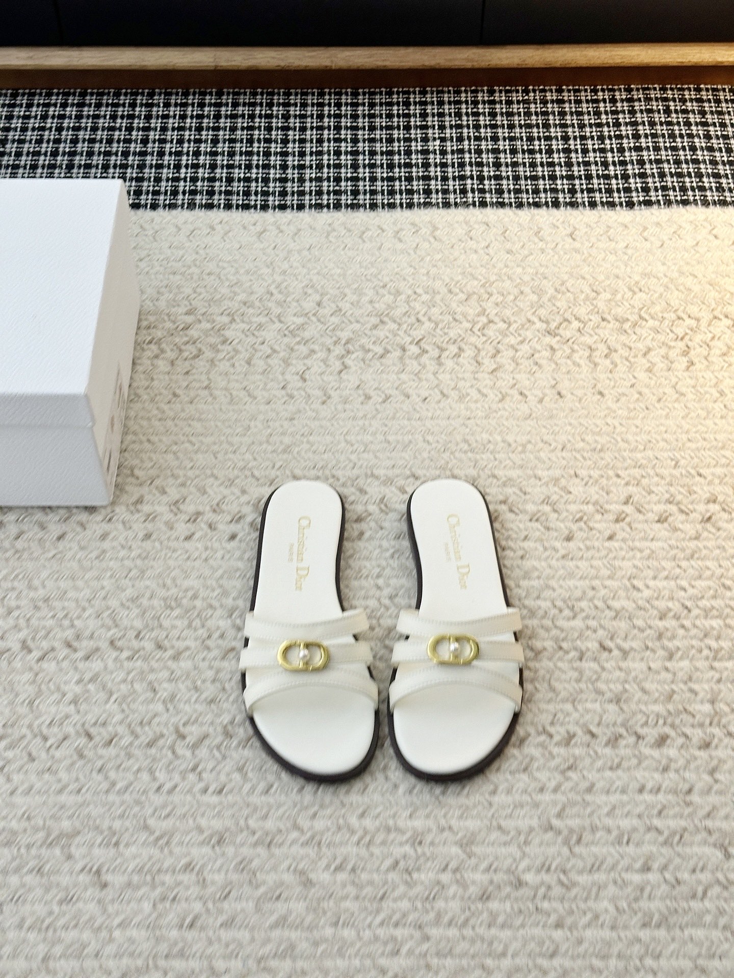 NO:784963,The 2026 new CD letter logo three-dimensional slippers are classic black and versatile. They can be used for commuting, dating, going out, and commuting. One pair can handle all scenes. They have both good looks and comfort. They are timeless classics in the shoe cabinet. They will not tire your feet after being worn for a long time. They are completely versatile in the shoe cabinet!  Both gentle sisters and sweet and cool girls can control it, and they won’t step into thunder when they close their eyes. Upper material: cowhide, lining material, sheepskin, sole material, original molded genuine leather outsole, choose women’s size 35-41 [customized for women 34.41] factory first release, slippers, slippers, cowhide, sheepskin, Leather soles198609092026新款CD字母logo立体拖鞋经典黑百搭不出错,通勤、约会、出街、通勤,一双搞定所有场景,颜值与舒适感双在线,鞋柜里的永恒经典.久穿也不累脚,完全是鞋柜里的百搭王！温柔姐姐/甜酷女孩都能驾驭,闭眼入不踩雷.鞋面材质牛皮鞋里材质羊皮鞋底材质原版开模真皮大底鞋码选购女款35-41【女34.41定制】工厂首发,拖鞋,slippers,cowhide,sheepskin,Leather soles,Women's Shoes