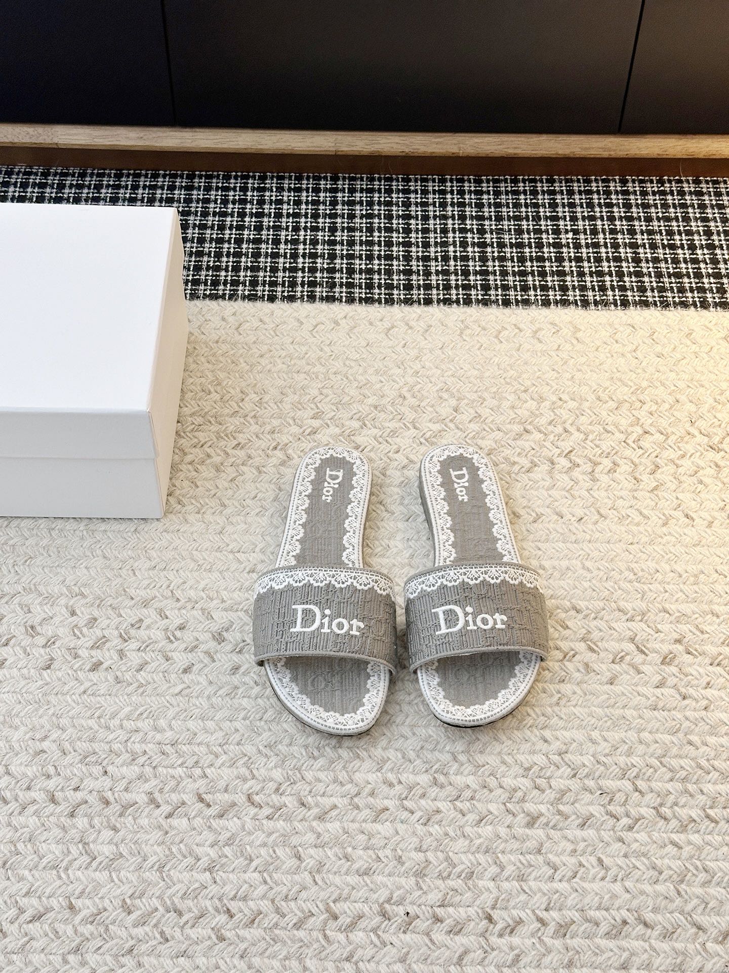 NO:784967,[Daily Relaxation Mule Slippers] The iconic ' ' webbing runs through the upper, and the Parisian fashion lineage is straightforwardly demonstrated, which is a double hit of recognition and style; the square toe cut neatly outlines the lines, and the curvature of the mid-heel hides ingenuity - it not only highlights the slender proportions of the calf, but also fits the sole engineering, so you can walk all day without any pressure and the workmanship is better than the market products!  Only after you get it do you understand what 'high-grade quality' means - others will think you are just bringing it home from a counter!  Upper material, original embroidered cloth, lining material, original embroidered cloth, sole material, original molded genuine leather sole, choose shoe size 35-39 (40.41.42 customized, non-returnable), slippers, slippers19860909【日常松弛感 穆勒拖鞋】标志性 「 」织带 贯穿鞋面,巴黎时尚血统直白彰显,是辨识度与格调的双重暴击；方头剪裁 利落勾勒线条,中跟弧度 暗藏巧思 ——既衬出小腿纤细比例,又贴合足底工学,暴走全天也毫无压力做工碾压市面货！拿到手才懂什么叫 “高定级质感”——别人看了都以为你是专柜搬回家！鞋面材质原版刺绣布面鞋里材质原版刺绣布面鞋底材质原版开模真皮底鞋码选购35-39（40.41.42定制不退换）,拖鞋,slippers,Women's Shoes