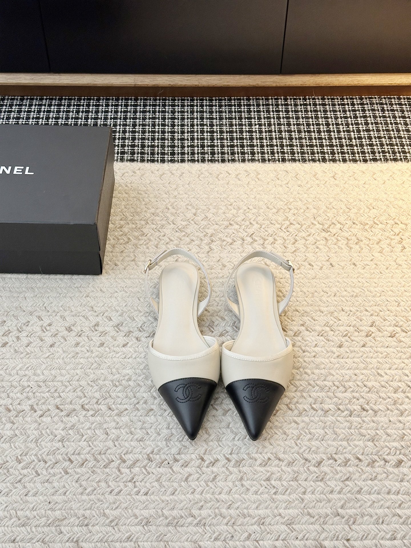 NO:870432,*26S Xiaoxiang summer sandals have the usual elegant and ladylike temperament of Grandma Xiang’s family and are full of high-end feel!  It’s very nice on the feet~Whether it’s worn barefoot or paired with skirts or trousers, it’s very versatile!  Incomparably beautiful!  The shoe shape is particularly elegant and pleasing to the eye. The small pointed toe makes the feet look thinner. The top of the foot gives people a kind of retro feeling shoes, European and American catwalk style, and it looks beautiful on the legs. Pay attention to the details of my store (the version bought at the counter is developed and made according to the genuine 11, the details are perfect, more refined and durable, and the upper foot is very pedicure type. The key point is that it is easy to control). The upper material is imported sheepskin, and the inner material of the shoe is sheepskin.  Sole material original molded leather sole [4.5CM] Shoe size selection 35-39 (40.41.42 non-refundable), high heels sandals, sandals, high heels, skirts, sheepskin19860909*26S小香夏日凉鞋 香奶奶家一贯的优雅名媛气质 高级感十足！上脚非常nice～不管光脚穿或搭配裙装、裤装、都非常百搭！无敌美！特别仙秀气的鞋型 看着就很讨喜,小尖头 衬托脚也变得瘦瘦的,上脚给人就是一种年代的复古情怀鞋、欧美走秀新款,穿起来美腿 认准我家细节实力拍（专柜买版按正品11开发做货, 细节完美 更加精致耐看 上脚非常修脚型 重点是很好驾驭） 鞋面材质头层进口羊皮 鞋里材质羊皮 鞋底材质原版开模真皮底【4.5CM】 鞋码选购35-39（40.41.42不退换）,高跟鞋凉鞋,sandals,high heels,skirts,sheepskin,Women's Shoes