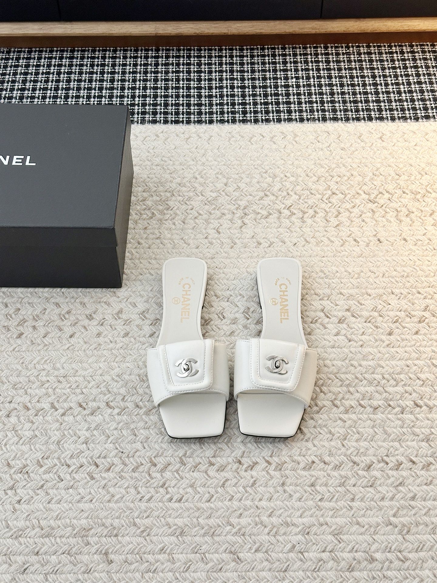 NO:870415,*Square toe electric embroidered sandals. Ms. Chanel loves simple and irresistible styles. The combination shows a unique style. Mix and match freely to shine and follow the fashionable steps of grandma!  !  !  The top-notch craftsmanship and texture are perfectly presented. No matter any details, you can compare them with the counters. You can enter and exit the counters at will with the best quality products!  !  Upper material: original customized sheepskin/electric embroidery/diamond buckle; shoe lining material: sheepskin; sole material: original customized leather outsole; choose shoe size 35-39 (40.41 non-returnable), slippers, chanel, slippers, sheepskin, Leather soles19860909*方头电绣凉拖  香奈儿女士钟爱简约又难以抗拒系 搭配展现与众不同的穿搭风格、自由混搭闪耀到位跟紧香奶奶时尚步伐！！！ 顶级工艺质感完美呈现,无论任何细节均可对比专柜,最好级别的顶级货,随意进出专柜！！ 鞋面材质原版定制羊皮/电绣/钻扣 鞋里材质羊皮 鞋底材质原版定制真皮大底 鞋码选购35-39（40.41不退换）,拖鞋,chanel,slippers,sheepskin,Leather soles,Women's Shoes
