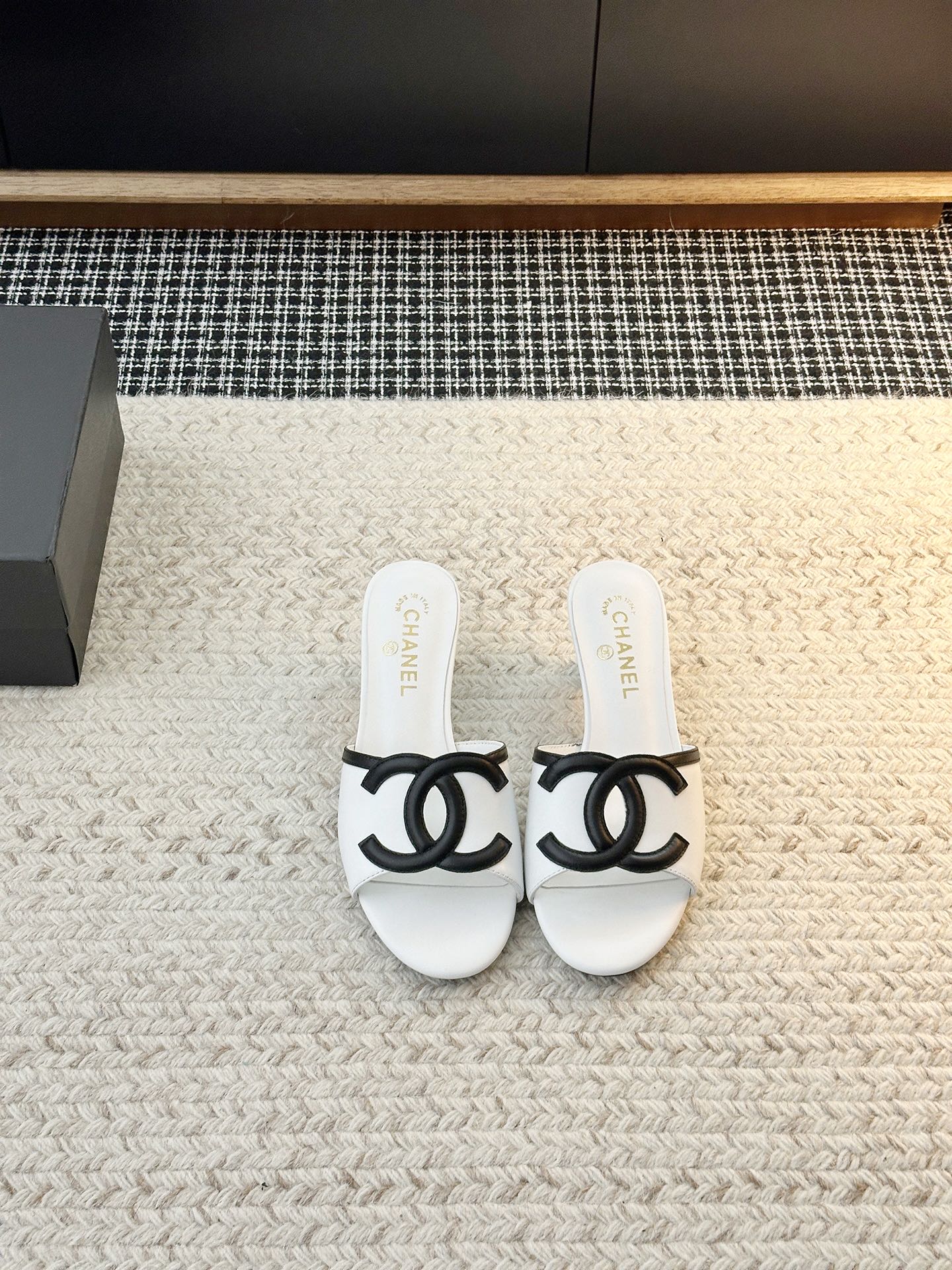 NO:870424,*26S Large Hollow Slippers Xiaoxiang Summer Sandals. Grandma Xiang’s always elegant and ladylike temperament, full of high-end sense!  It’s very nice on the feet~Whether it’s worn barefoot or paired with skirts or trousers, it’s very versatile!  Incomparably beautiful!  It’s so special. I’m sure my details are accurate and I can take photos (the version bought at the counter is developed and made according to the genuine 11, the details are perfect, more refined and durable, the upper foot is very pedicure-type, the key point is that it is easy to control) The material of the upper is imported sheepskin, the material of the shoe is sheepskin, the material of the sole is original molded genuine leather sole [4.5CM]  Choose shoe sizes 35-39 (40.41.42 non-refundable), slippers, sandals, slippers, skirts, sheepskin19860909*26S大镂空拖鞋小香夏日凉鞋 香奶奶家一贯的优雅名媛气质 高级感十足！上脚非常nice～不管光脚穿或搭配裙装、裤装、都非常百搭！无敌美！特别仙 认准我家细节实力拍（专柜买版按正品11开发做货, 细节完美 更加精致耐看 上脚非常修脚型 重点是很好驾驭） 鞋面材质头层进口羊皮 鞋里材质羊皮 鞋底材质原版开模真皮底【4.5CM】 鞋码选购35-39（40.41.42不退换）,拖鞋,sandals,slippers,skirts,sheepskin,Women's Shoes