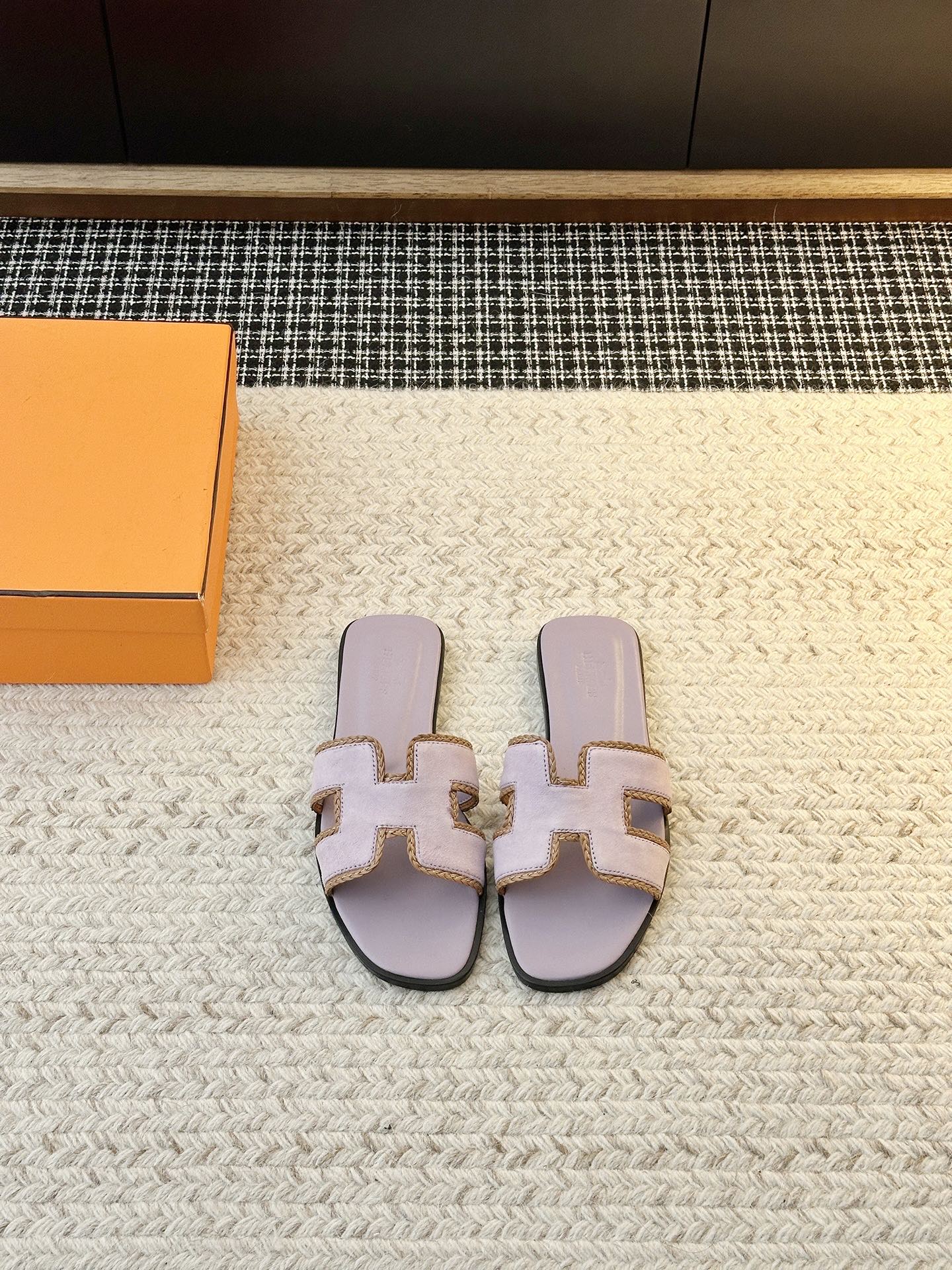 NO:870474,Sandals Simple slippers are not simple. The low-key H slippers look surprisingly good on your feet!  Pairing it with pants will enhance the feel of these slippers!  You can’t miss Xia Duai’s slippers. The first time you see them, you are irresistibly tempted.  huo really likes super western style, more exquisite, and the comfort of full leather is also very good. Fully handmade, one-on-one production, high-end private customization, free pk without any pressure. Upper material, suede cowhide, braided rope insole material, sheepskin sole material, genuine leather bottom. Optional size 35-42 (customized at 40.41.42), slippers, slippers, espadrilles, cowhide, sheepskin19860909凉拖 简单的拖鞋不简单 低调的H拖鞋,上脚意外的好看！搭配裤子会更加承托出这款拖鞋的感觉！夏独爱的拖鞋绝对不能错过,第一眼看到有种抵挡不住的诱 huo真的好爱好爱超级洋气更加精致全皮的舒适感也很OK全手工制作,一对一制作高端私人定制随意pk丝毫无压力鞋面材质绒面牛皮草编绳鞋垫材质羊皮鞋底材质真皮底选购尺码35-42（40.41.42定制）,拖鞋,slippers,espadrilles,cowhide,sheepskin,Women's Shoes