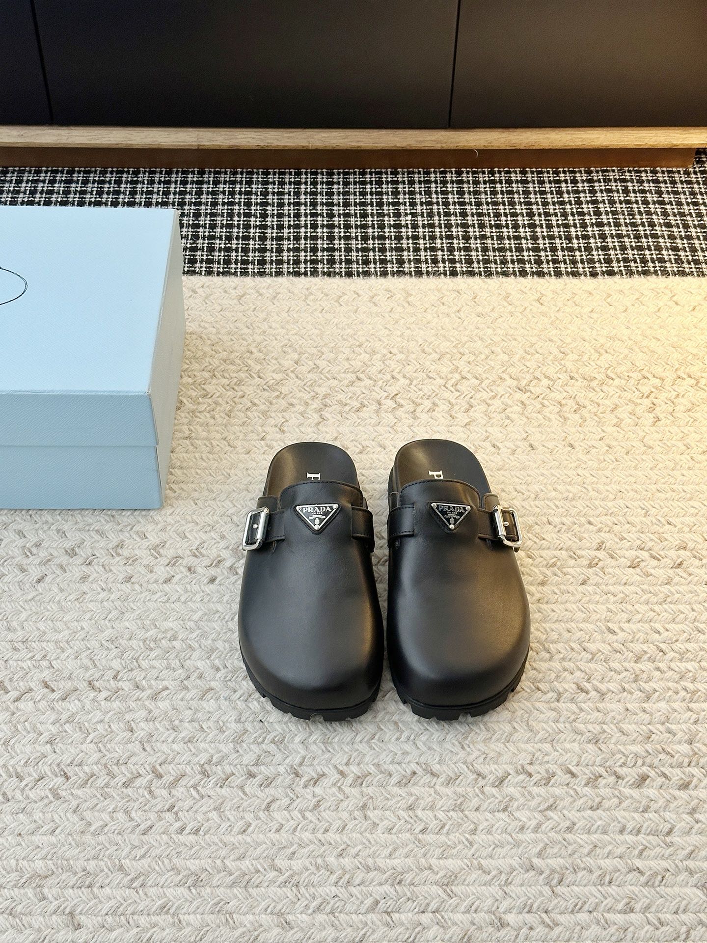 NO:870465,* |Triangle logo flat slippers Prada's latest flat slippers are comfortable and light, get ready for summer~ Letter Logo slippers are anti-slip and very comfortable to step on, so soft that you can close your eyes. Upper material is cowhide. Lining material is sheepskin. Outsole material is rubber bottom. Available sizes are women's 35-40 (40 is custom-made and cannot be returned or exchanged), half drag, prada, slippers, cowhide, sheepskin19860909* |三角标识平底拖鞋 Prada 最新平底拖鞋 舒服又轻便,夏天到了赶快备起来吧～字母 Logo 一字拖防脚滑踩上去很舒服软软滴闭眼入 鞋面材质牛皮 内里材质羊皮 大底材质橡胶底 可选码数女35-40（40定做不退换）,半拖,prada,slippers,cowhide,sheepskin,Women's Shoes