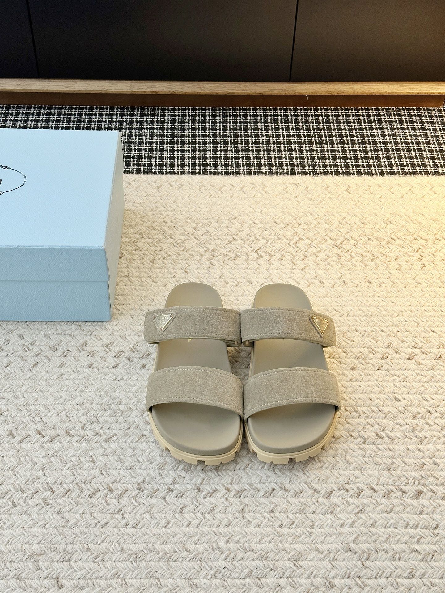 NO:870430,* |Triangle logo flat slippers Prada's latest flat slippers are comfortable and light, get ready as soon as summer is here ~ Letter Logo slippers are anti-slip and very comfortable to step on, so soft that you can close your eyes. Upper material is cowhide. Lining material is sheepskin. Outsole material is rubber bottom. Available sizes are 35-40 for women (40 is custom-made and cannot be returned or exchanged). Slippers, prada, slippers, cowhide, sheepskin19860909* |三角标识平底拖鞋 Prada 最新平底拖鞋 舒服又轻便,夏天到了赶快备起来吧～字母 Logo 一字拖防脚滑踩上去很舒服软软滴闭眼入 鞋面材质牛皮 内里材质羊皮 大底材质橡胶底 可选码数女35-40（40定做不退换）,拖鞋,prada,slippers,cowhide,sheepskin,Women's Shoes
