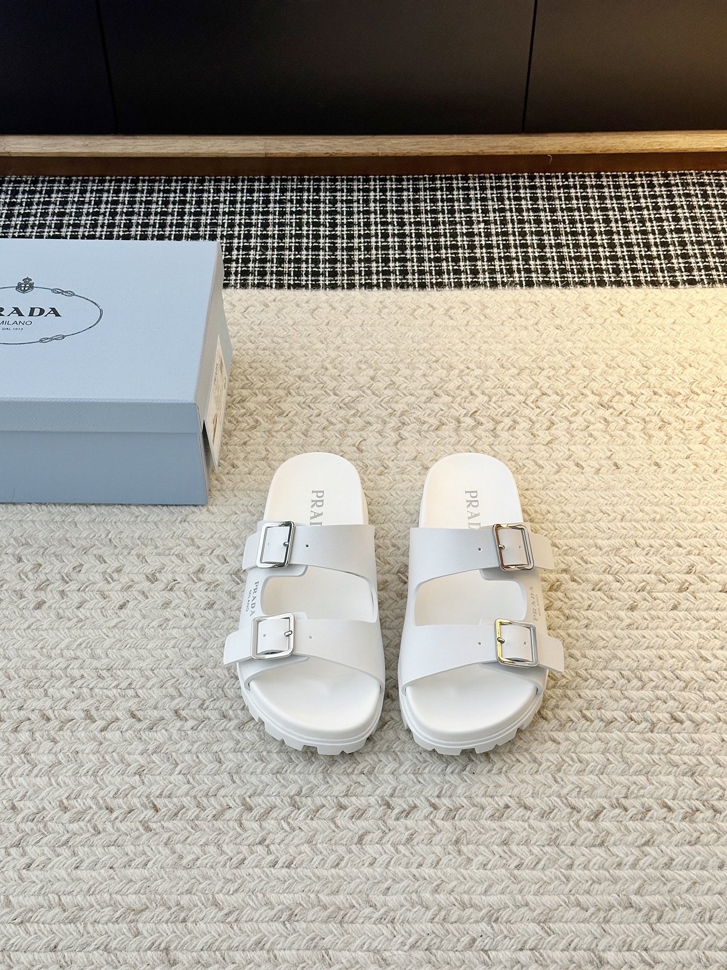 NO:870439,Men's and women's* | Triangle logo flat slippers Prada's latest flat slippers are comfortable and light, get ready as soon as summer is here ~ letter logo slip-on slippers are anti-slip and very comfortable when you step on them. The upper material is original custom fabric. The lining material is sheepskin. The outsole material is rubber sole.  Optional sizes: female 35-40 (40 customized, non-refundable) male 39-45 (45 customized, non-refundable), slippers, prada, slippers, sheepskin19860909男女款* |三角标识平底拖鞋 Prada 最新平底拖鞋 舒服又轻便,夏天到了赶快备起来吧～字母 Logo 一字拖防脚滑踩上去很舒服软软滴闭眼入 鞋面材质原版定制面料 内里材质羊皮 大底材质橡胶底 可选码数女35-40（40定做不退换）男39-45（45定制不退换）,拖鞋,prada,slippers,sheepskin,Women's Shoes