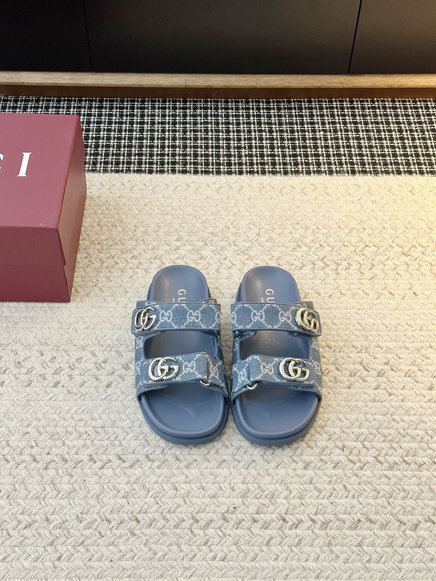 NO:870457,A series of low-top retro all-match casual sports Velcro sandals 'light gray and black distressed, the upper foot will instantly become a fashionista, comfortable and versatile, with socks of different colors to show different styles, fashion bloggers have a pair, they look good no matter how you match them! They are very comfortable on the feet and easy to wear! Lazy people really like the Velcro design! The upper material is original presbyopic fabric, the inner material is sheepskin, the sole material is original molded rubber sole  Choose shoe sizes 35-39 (40 non-refundable), slippers, sandals, slippers, sheepskin, socks19860909系列低帮复古百搭休闲运动魔术贴凉鞋“浅灰黑做旧,上脚秒变潮流达人,舒适百搭,搭配不同颜色袜子呈现不同风格,时尚博主人手一双,怎么搭都好看！上脚很舒服无敌好穿！魔术贴设计懒人真的太喜欢啦！鞋面材质原版老花布料 鞋里材质羊皮 鞋底材质原版开模橡胶底 鞋码选购35-39（40不退换）,拖鞋,sandals,slippers,sheepskin,socks,Women's Shoes