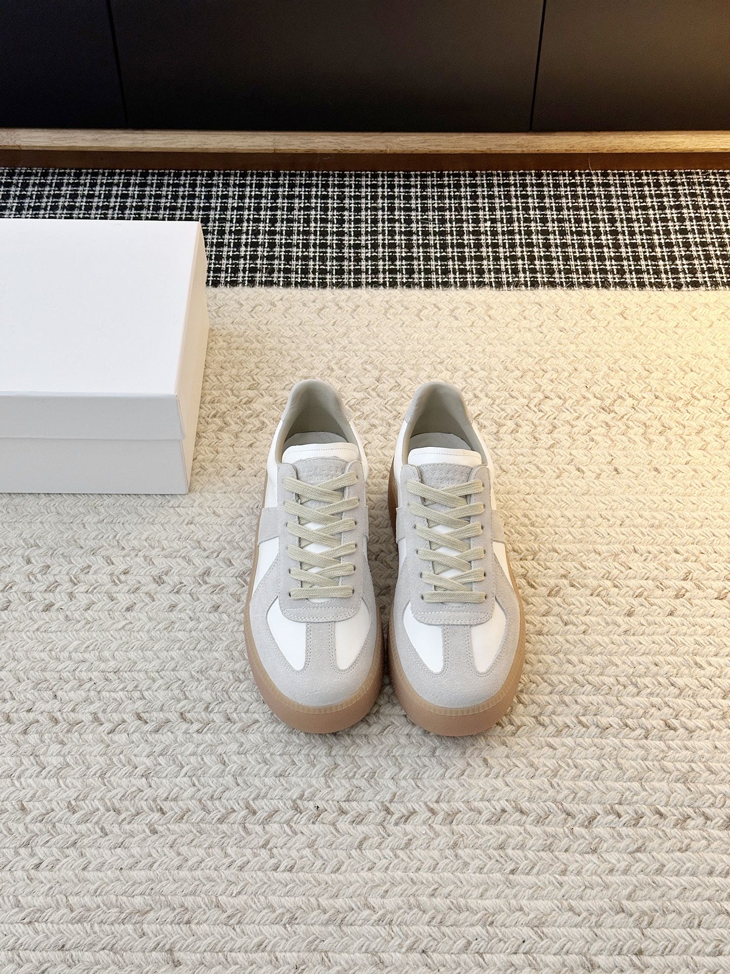 NO:870484,Margiela thick-soled moral training shoes. When it comes to moral training shoes, Margiela can be said to be unparalleled in this track. This season, the Asia-limited version has been launched. The color retains the original splicing design. The comfortable vulcanized sole still has excellent wearing comfort. The cowhide and suede stitching are simple and low-key. Even the basic style has been upgraded to a new level. It focuses on a casual sense of luxury to protect your own comfort and laziness in a tight life.  Upper material: original customized cowhide/suede cowhide; shoe lining material: sheepskin; sole material: original customized raw rubber sole; choose shoe size 35-39 (40 non-returnable), casual shoes/sports shoes, masion margiela, sneakers, cowhide, sheepskin, chamois leather19860909马吉拉 厚底德训鞋 说到德训鞋 马吉拉在这个赛道可以说无出其右 这季又推出亚洲限定的版本颜色保留了原有拼接设计 舒适的硫化鞋底 却依然拥有绝佳的穿着舒适度 牛皮和麂皮拼接 简约低调即使是基础款的穿搭也提升了一个level主打一个随性的高级感在紧绷的生活中守护属于自己的舒适慵懒 鞋面材质原版定制牛皮/绒面牛皮 鞋里材质羊皮 鞋底材质原版定制生胶底 鞋码选购35-39（40不退换）,休闲鞋/运动鞋,masion margiela,sneakers,cowhide,sheepskin,chamois leather,Women's Shoes