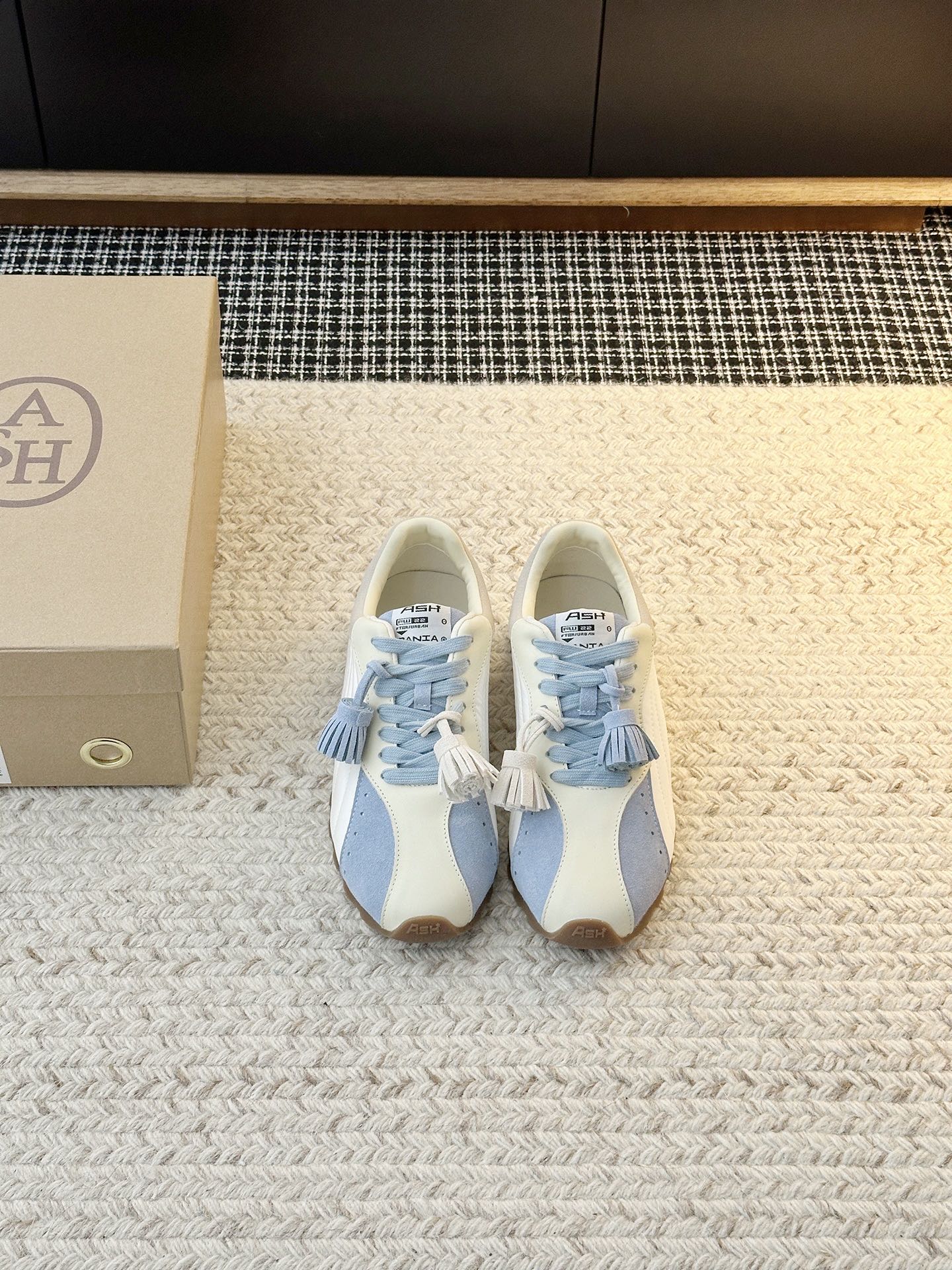 NO:870414,Niche women's shoes, splicing design, comfortable soles, but still have excellent wearing comfort. Cowhide and suede splicing, simple and low-key, even the basic style has been upgraded to a level. It focuses on a casual sense of high-end to protect your own comfort and laziness in a tight life. The upper material is original custom cloth/suede cowhide. The lining material is sheepskin. The sole material is custom-made wear-resistant raw rubber bottom.  Choose shoe sizes 35-39 (40 non-refundable), casual shoes/sports shoes, sneakers, cowhide, sheepskin, chamois leather19860909小众女鞋 拼接设计 舒适的鞋底 却依然拥有绝佳的穿着舒适度 牛皮和麂皮拼接 简约低调即使是基础款的穿搭也提升了一个level主打一个随性的高级感在紧绷的生活中守护属于自己的舒适慵懒 鞋面材质原版定制布面/绒面牛皮 鞋里材质羊皮 鞋底材质定制耐磨生胶底片 鞋码选购35-39（40不退换）,休闲鞋/运动鞋,sneakers,cowhide,sheepskin,chamois leather,Women's Shoes