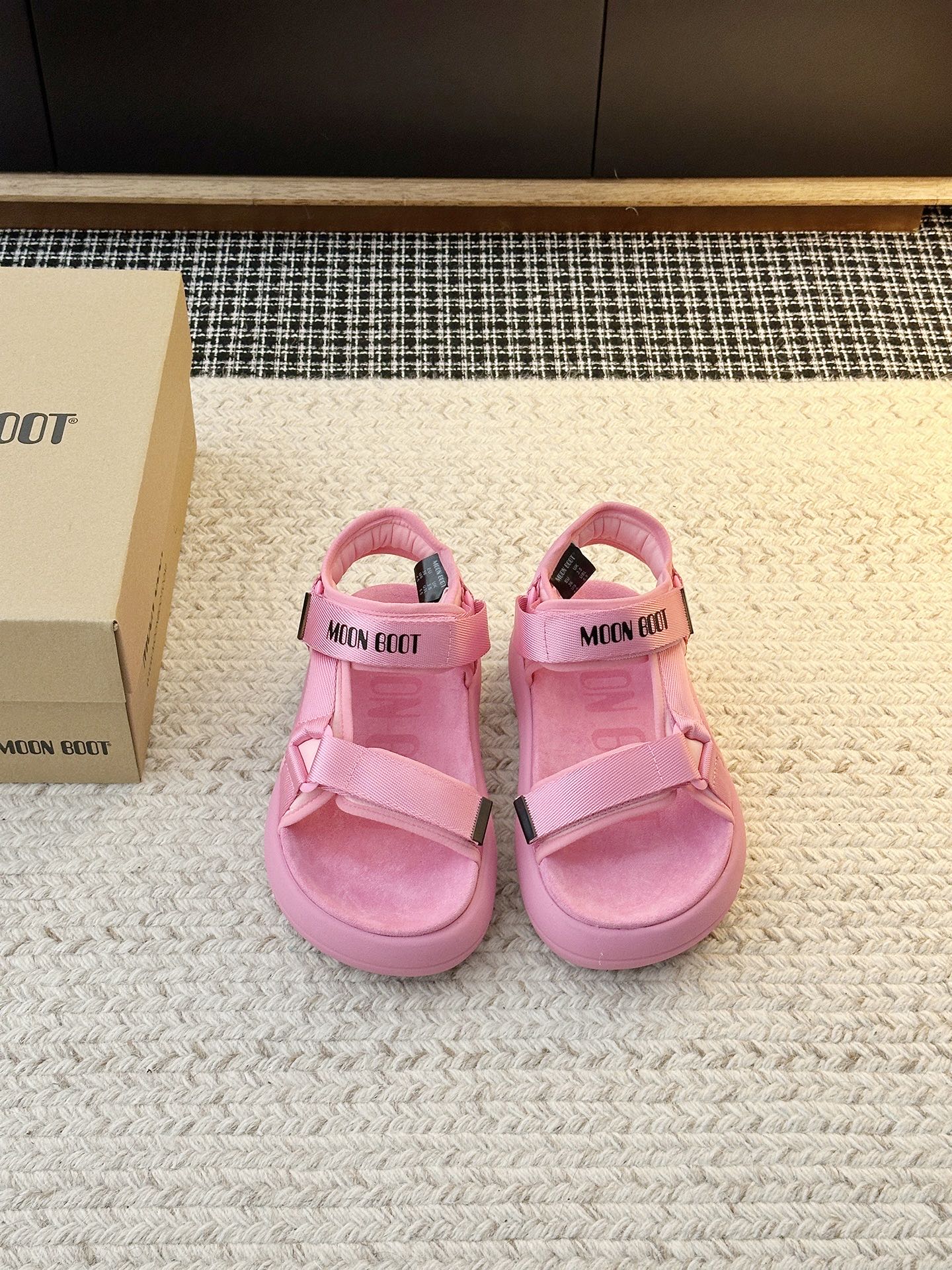 NO:870475,2026vs spring and summer sandals. Retro sandals are the design inspiration, and the childlike colors rejuvenate! The entire shoe is breathable and comfortable, the knitted wool upper is light in weight, and the upper splicing is wrapped with soft and luxurious sheepskin inlays, which has more taste and attitude! The upper material is original customized canvas, the lining material is suede sheepskin, and the sole material is original molded TPU foam bottom.  Choose shoe sizes 35-39 (40 non-refundable), sandals, sandals, sheepskin198609092026vs春夏凉鞋 复古凉鞋为设计灵感,童趣 的色彩焕发青春活力!整个鞋子透气舒适,织毛鞋面自重轻盈,鞋帮 拼接处以柔软奢华的羊皮镶嵌包裹,更具品味与态度喔! 鞋面材质原版定制帆布 鞋里材质绒面羊皮 鞋底材质原版开模TPU发泡成型底 鞋码选购35-39（40不退换）,凉鞋,sandals,sheepskin,Women's Shoes