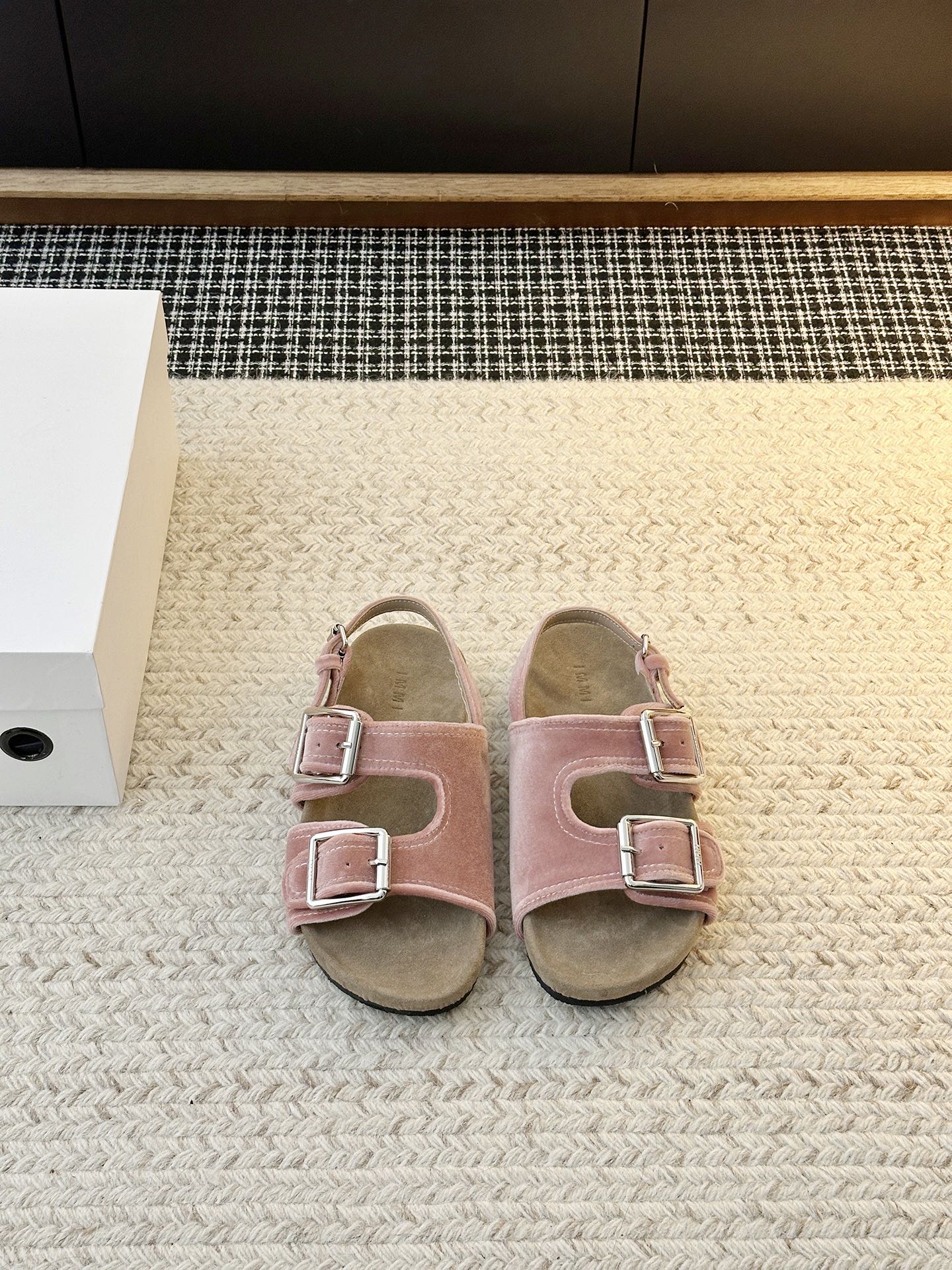 NO:870458,Niche trendy brand 26 vs spring and summer sandals [round-toe beach thick-soled sandals] Macaron color. Eye-catching. It is a color that is very popular. It has the characteristics of beach thick-soled. The sole is made of the wear-resistant bottom sheet of the outdoor brand Vibram, which has great grip and is super comfortable!  The upper material is original customized velvet, the inner material is sheepskin, the sole material is customized wear-resistant bottom sheet, choose shoe size 35-39 (40 non-returnable), sandals, sandals, sheepskin19860909小众潮牌26vs春夏凉鞋【圆头沙滩厚底凉鞋】  马卡龙色系. 眼前一亮又一亮.呼声超超超级高的彩色,自带沙滩厚底特点, 鞋底是用了户外品牌Vibram的耐磨底片,抓地力很足 超舒服！ 鞋面材质原版定制天鹅绒 鞋里材质羊皮 鞋底材质定制耐磨底片 鞋码选购35-39（40不退换）,凉鞋,sandals,sheepskin,Women's Shoes
