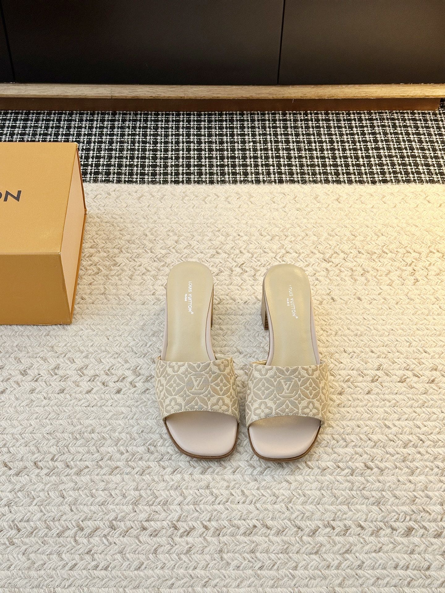NO:870440,*Slippers, simple and casual, fashionable, lazy and high-end, look good and stylish on casual feet, Juezi. Upper material is first-layer cowhide. Lining material is sheepskin. Outsole material is original molded leather sole. Optional size: 35-40 (40.41 is custom-made and non-refundable). Flat high heels, high-heeled shoes, slippers, high heels, slippers, cowhide, sheepskin19860909*拖鞋 简约随性 时髦有范,慵懒又不乏高级感随意上脚都好看有型,绝绝子 鞋面材质头层牛皮 内里材质羊皮 大底材质原版开模真皮底 可选码数35-40（40.41定做不退换）平底高跟,高跟鞋拖鞋,high heels,slippers,cowhide,sheepskin,Women's Shoes