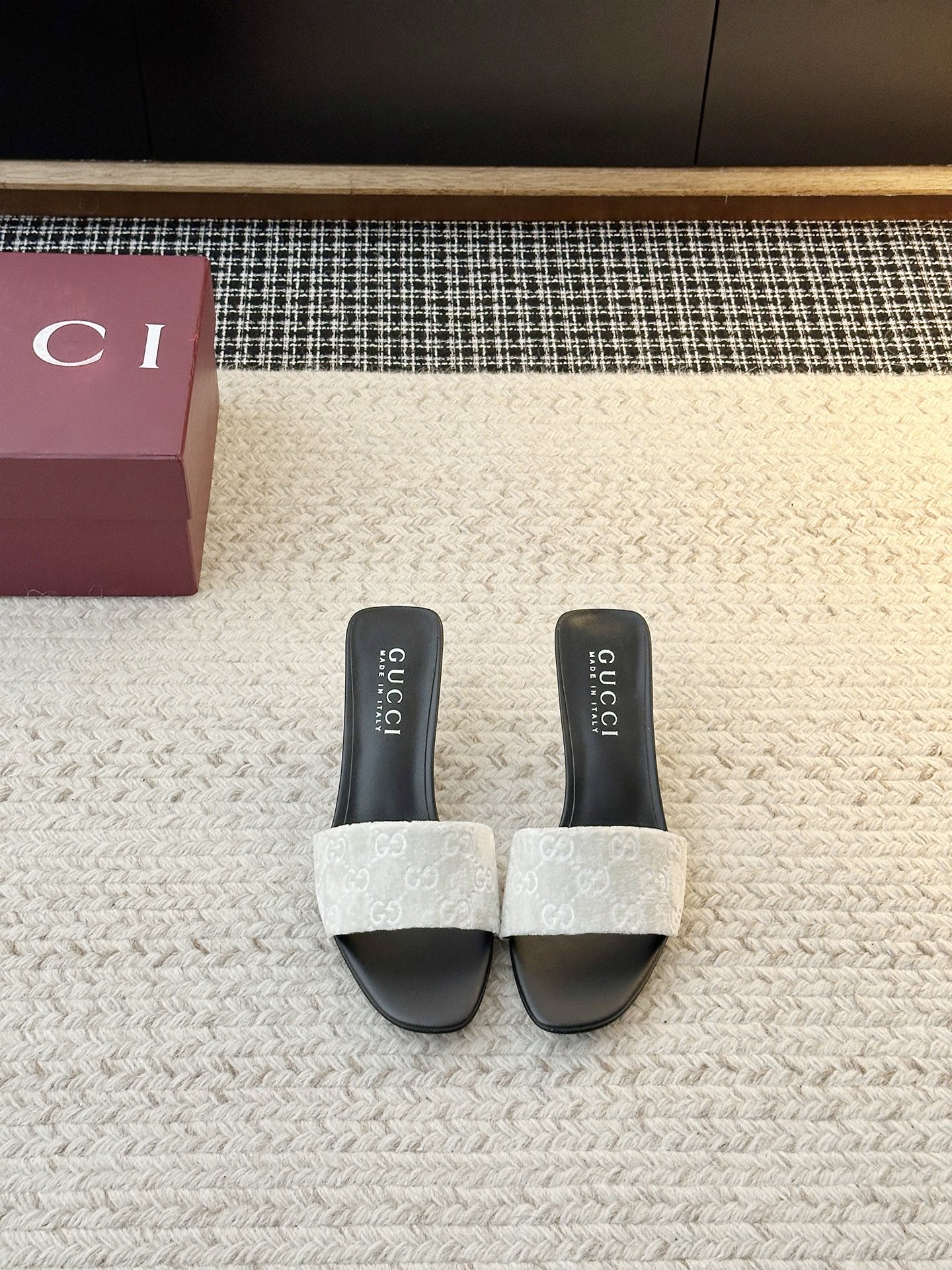NO:870449,Gucci's new high-heeled shoes. Wear them to fully open up your aura and soar your confidence. Whether you are commuting to the workplace or going on a date and shopping, a pair of elegant high-heeled shoes can make you the center of attention. Instantly lengthen your leg lines, and your little person will become 1.8 meters tall in seconds!  It is elegant with skirts and smart with trousers, and can be easily controlled in various styles~ Upper material is velvet/original presbyopic fabric, shoe lining material is sheepskin, sole material is original molded leather sole. Original electric metal heel, heel height selection 5.5CM.8.5CM, shoe size 35-42 (40.41.42 non-refundable), high heels, slippers, high heels, slippers, skirts, sheepskin19860909古奇新款高跟鞋 穿上它,气场全开,自信飙升～无论是职场通勤还是约会逛街,一双气质款高跟鞋都能让你成为焦点.瞬间拉长腿部线条,小个子秒变一米八！配裙装优雅,搭裤装干练,轻松驾驭各种风格～ 鞋面材质天鹅绒/原版老花面料 鞋里材质羊皮 鞋底材质原版开模真皮底.原板电渡金属跟 跟高选择5.5CM.8.5CM 鞋码选购35-42（40.41.42不退换）,高跟鞋拖鞋,high heels,slippers,skirts,sheepskin,Women's Shoes